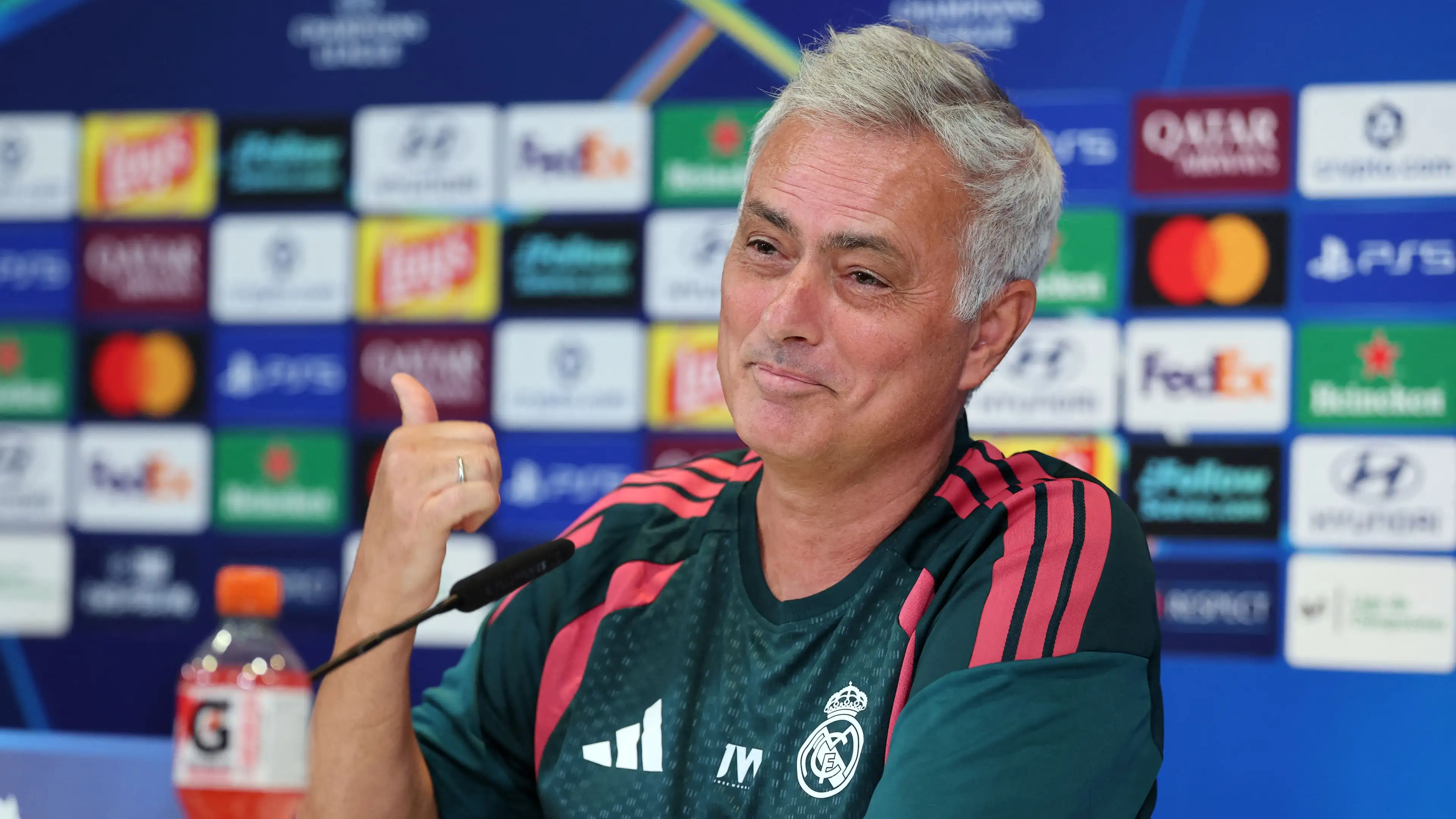 Jose Mourinho menginginkannya! Real Madrid juga kabarnya kepincut pada seorang bek dari Bundesliga