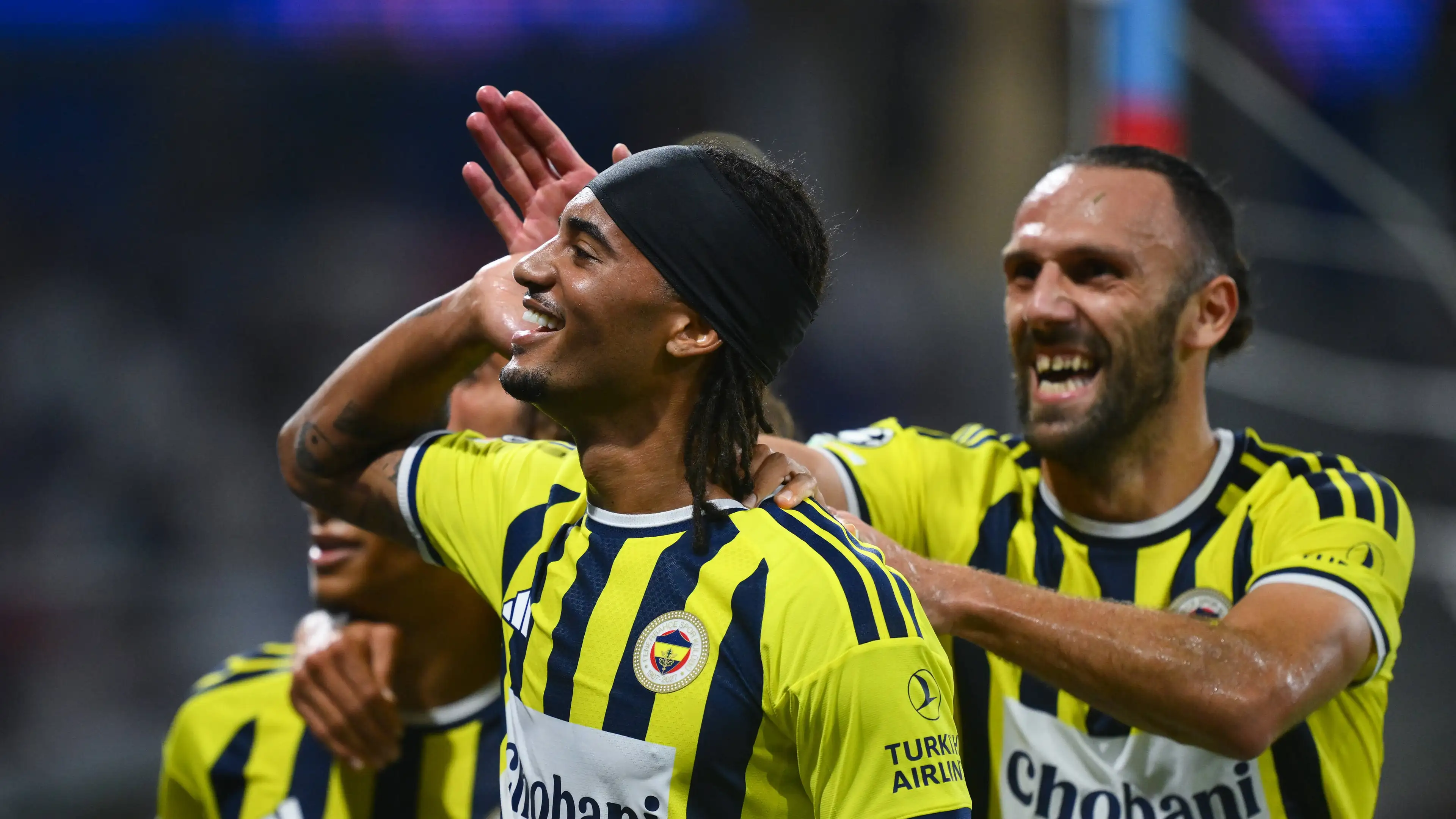Fenerbahce menghantam telak sebelum jeda dan mengamankan tiket Liga Champions