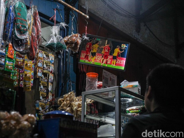 Antusias Nobar Timnas Pakai TV Kecil di Pasar Kebayoran Lama