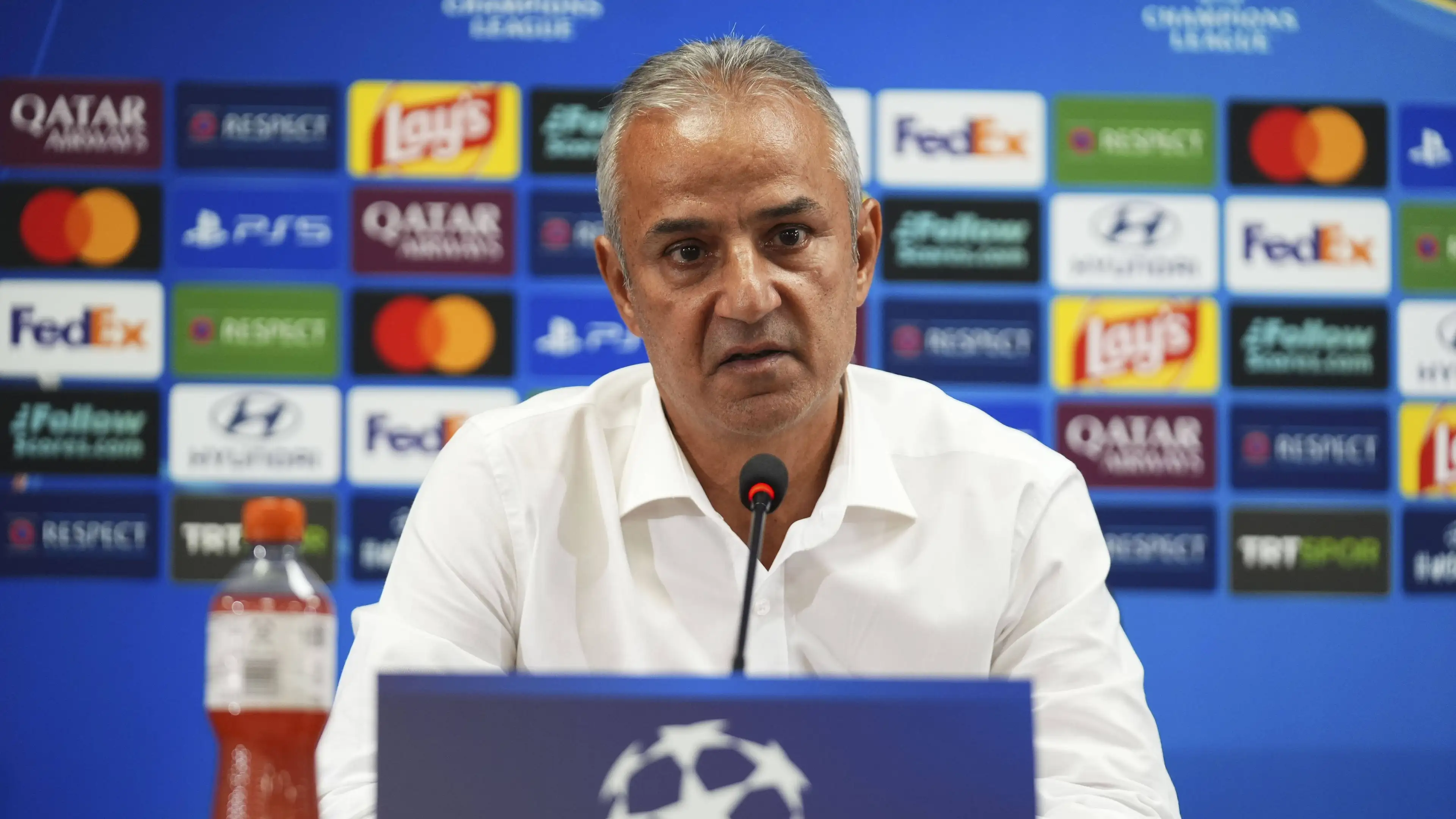 Kekacauan total di Fenerbahce: pelatih tiba-tiba mengundurkan diri dalam konferensi pers; presiden tidak menerimanya