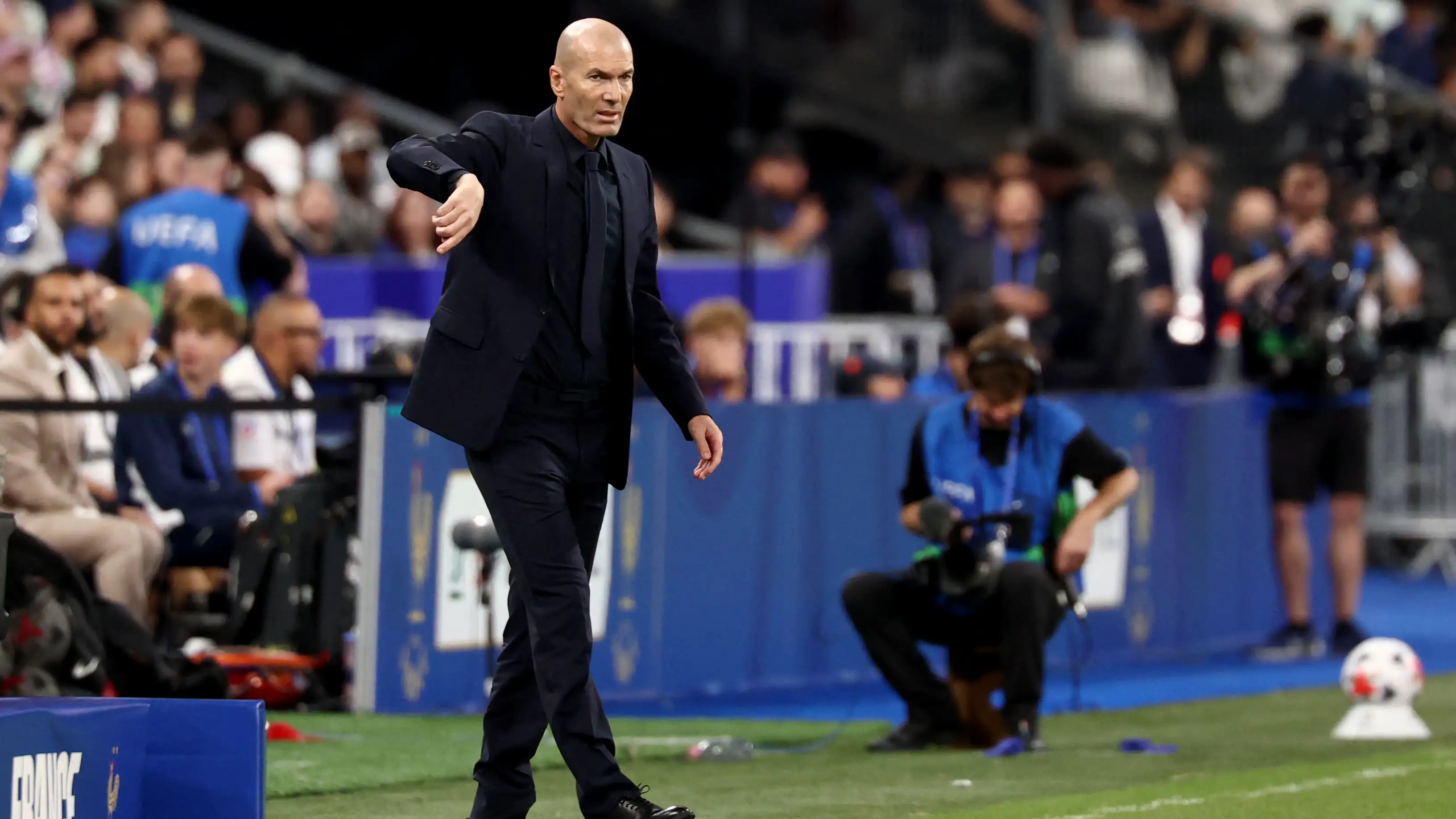 Setelah 28 Tahun, Suporter Prancis Kejutkan Zidane dengan Sambutan Legendaris