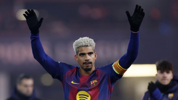 Liverpool Segera Pinjam Ronald Araujo dari Barcelona