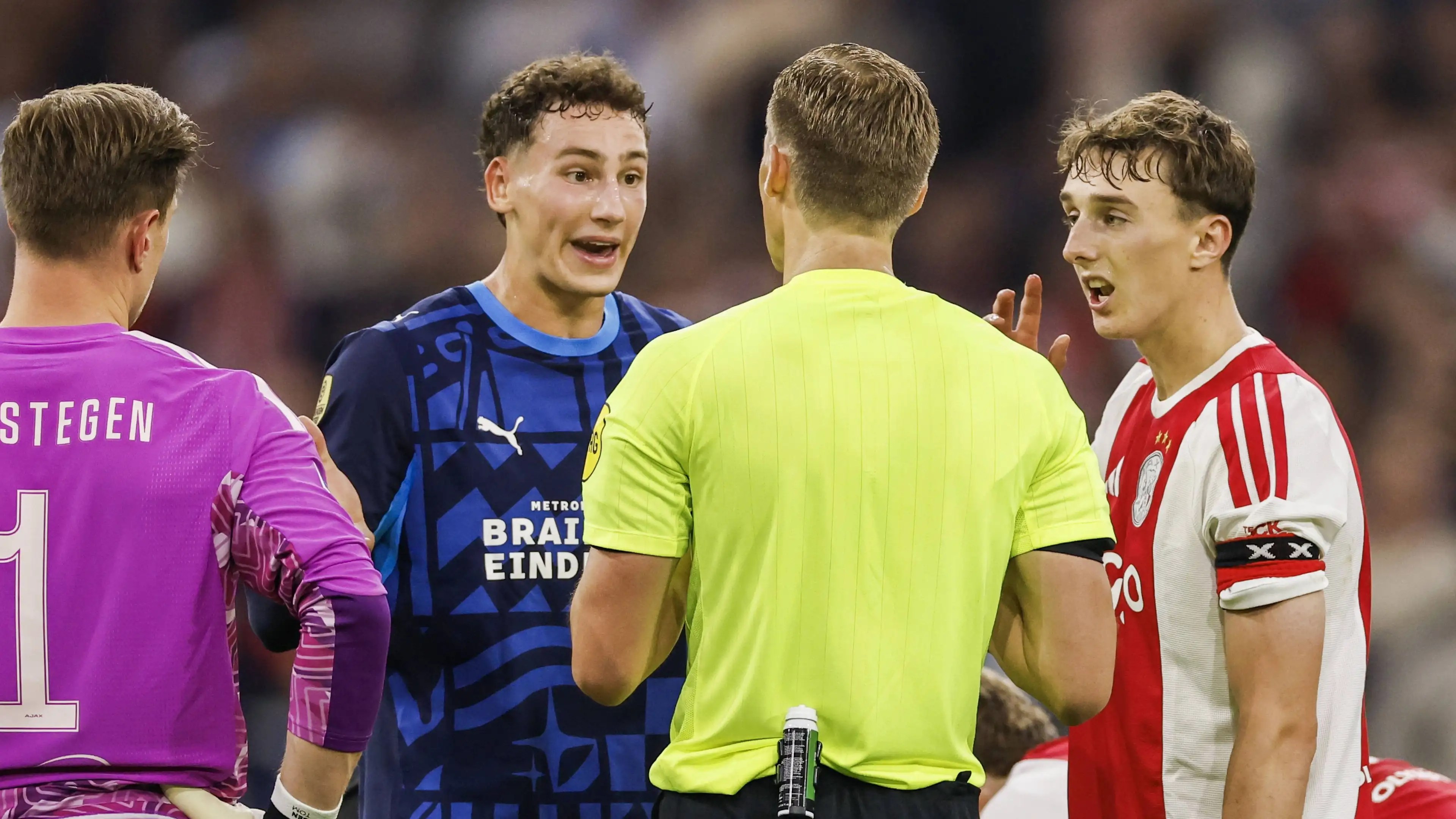 Wasit Sander van der Eijk menolak muncul di depan kamera setelah Ajax - PSV: "Dia sudah merusaknya untuk dirinya sendiri"