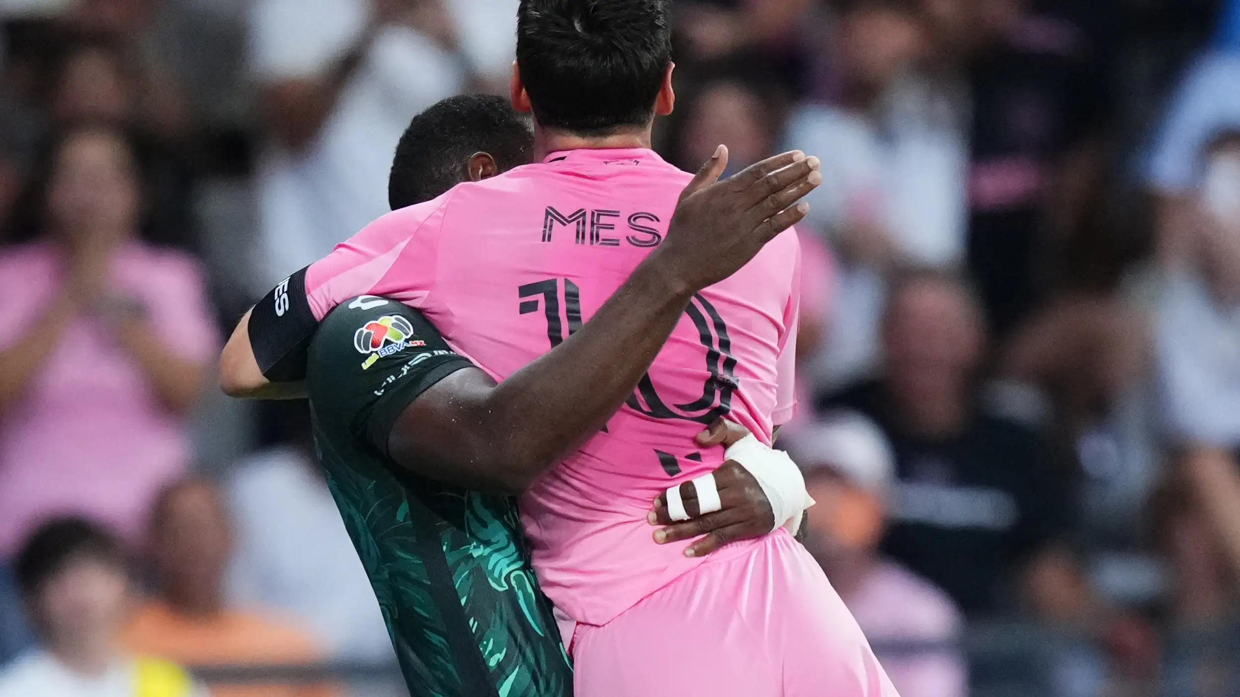 León Meksiko Kirim Pesan untuk Messi Usai Pelukan Mengejutkan