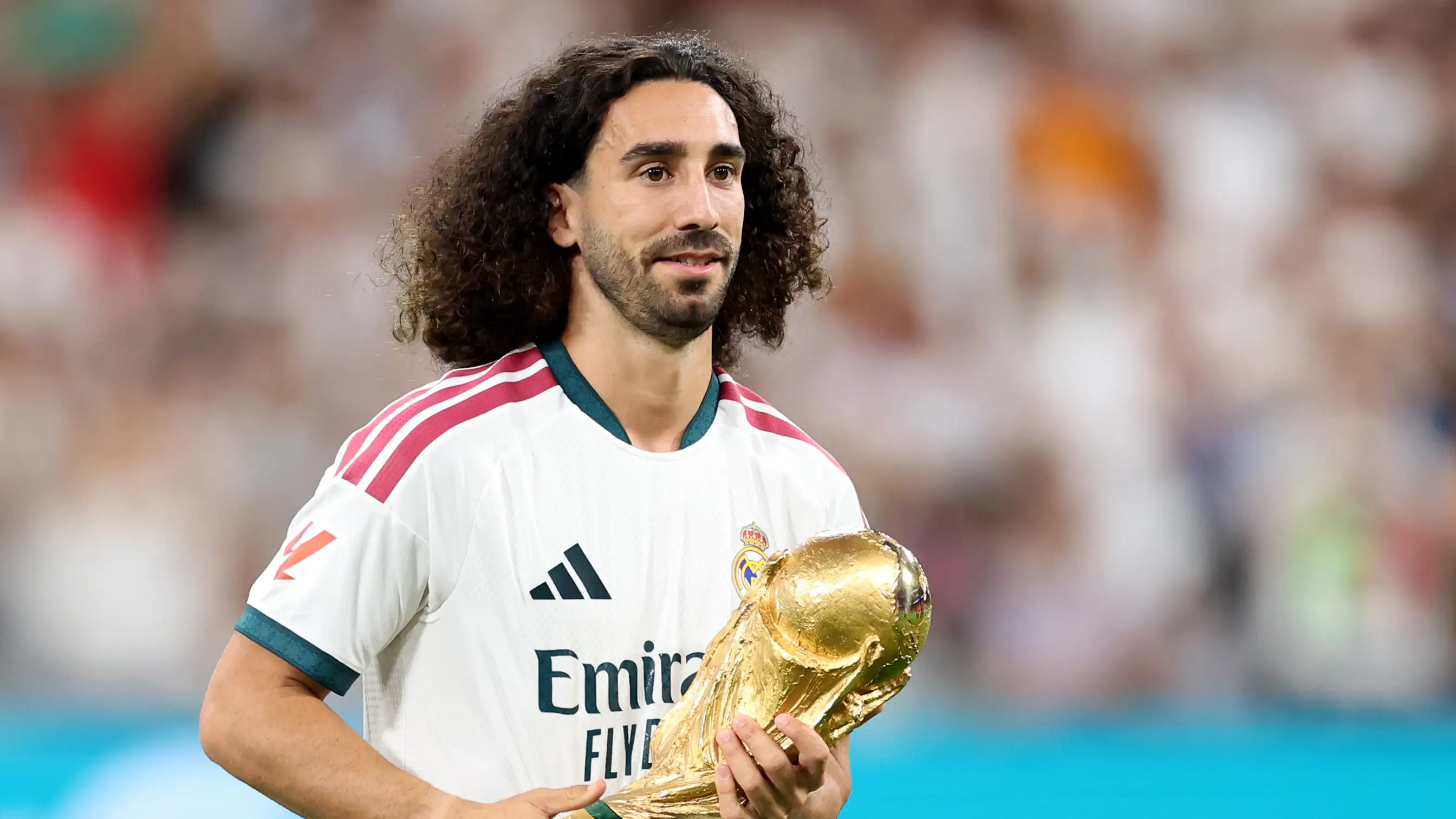 Video: Bernabeu Bergemuruh Menyambut Cucurella, dan Momen Istimewa untuk Oyarzabal