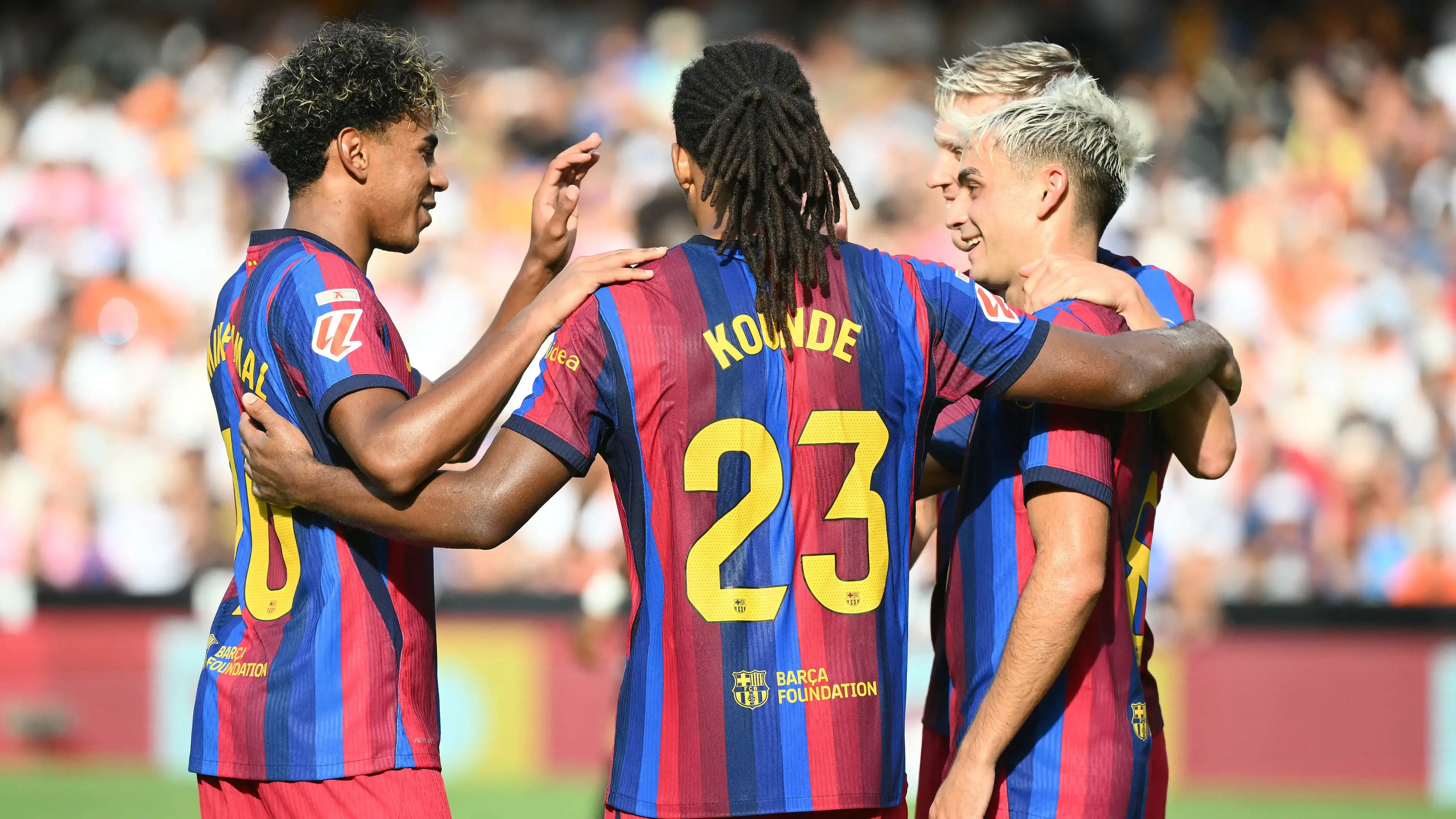 Gestur kuat: Bintang Barcelona menyapa suporter Valencia setelah kemenangan telak