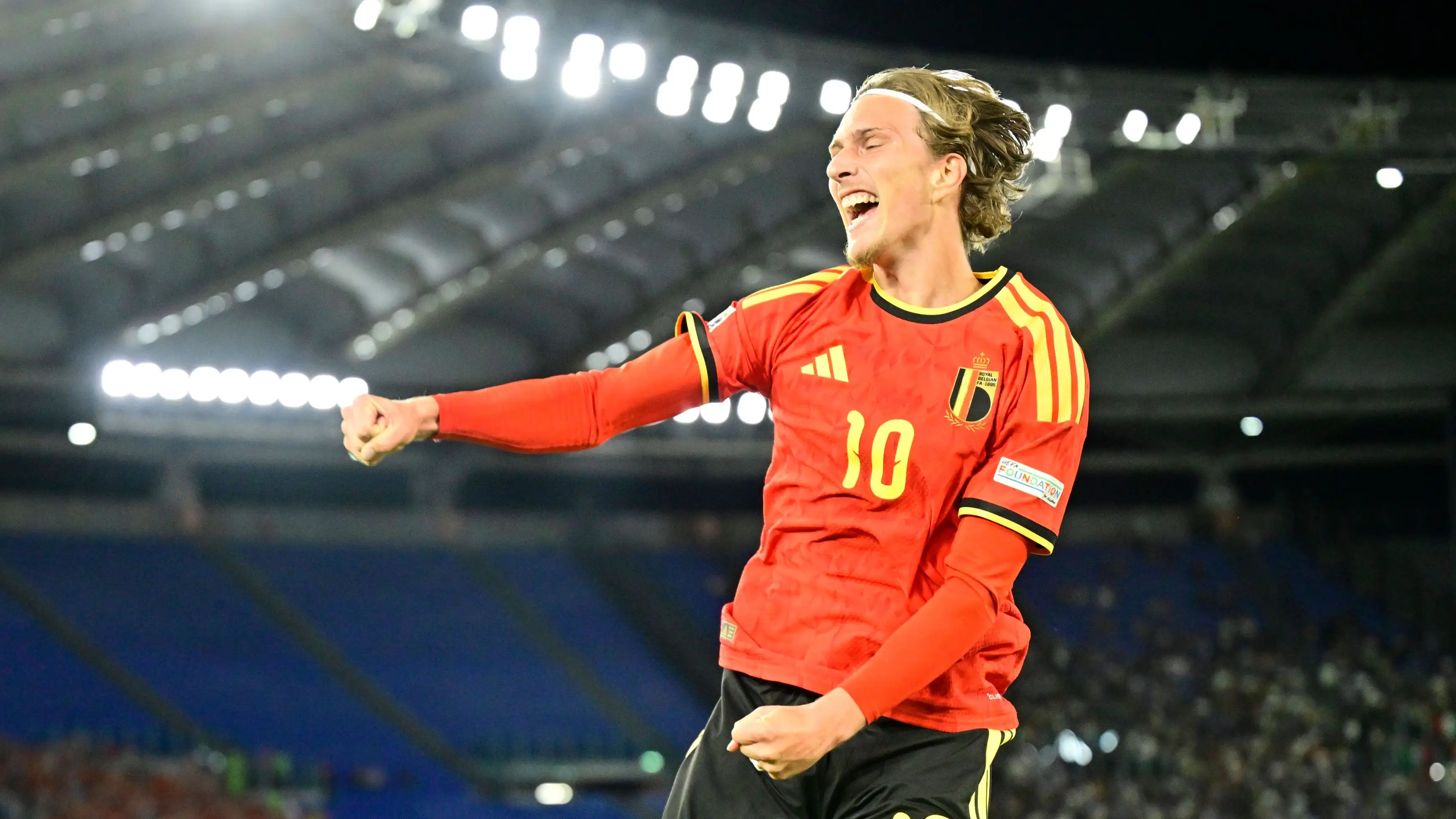 Debut impian Van Bommel: Belgia, juga berkat gol indah Godts, memberi pukulan kepada Italia