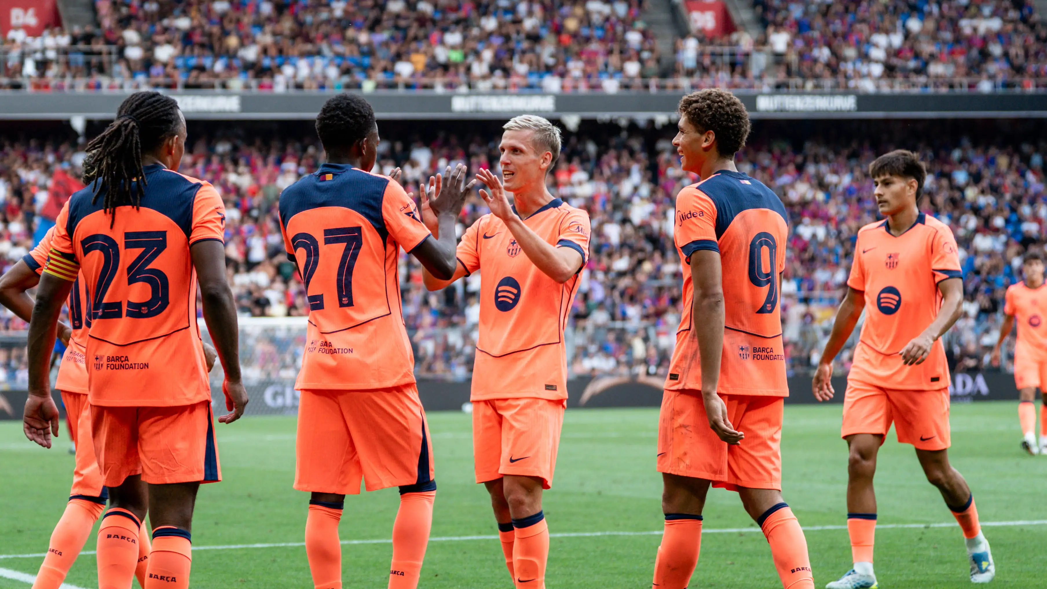 Cedera mengkhawatirkan: pemain Barcelona keluar dengan tandu