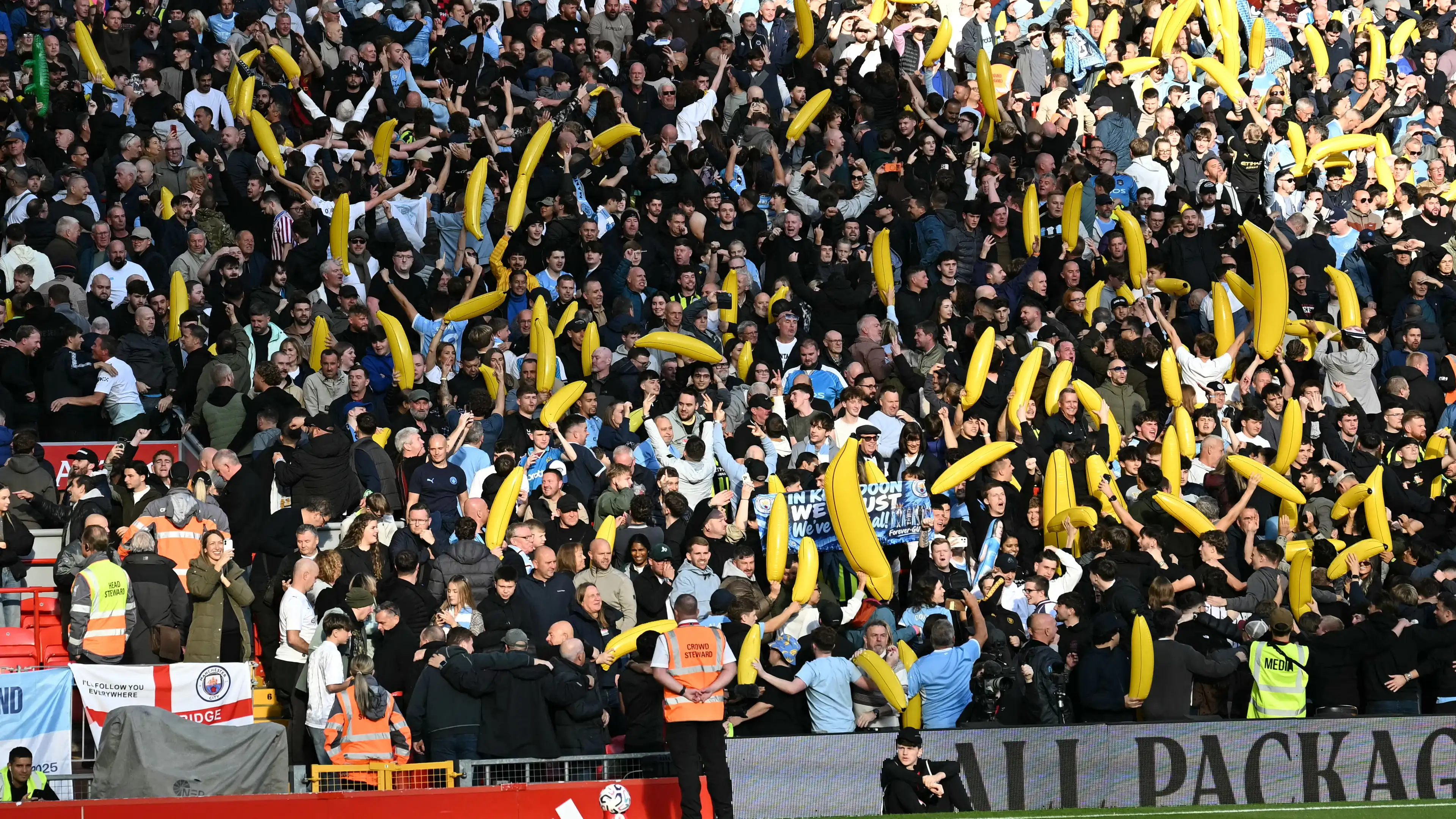 Mengingatkan pada masa lalu yang kelam: Suporter Manchester City tiba-tiba mengeluarkan pisang tiup saat menghadapi Liverpool FC