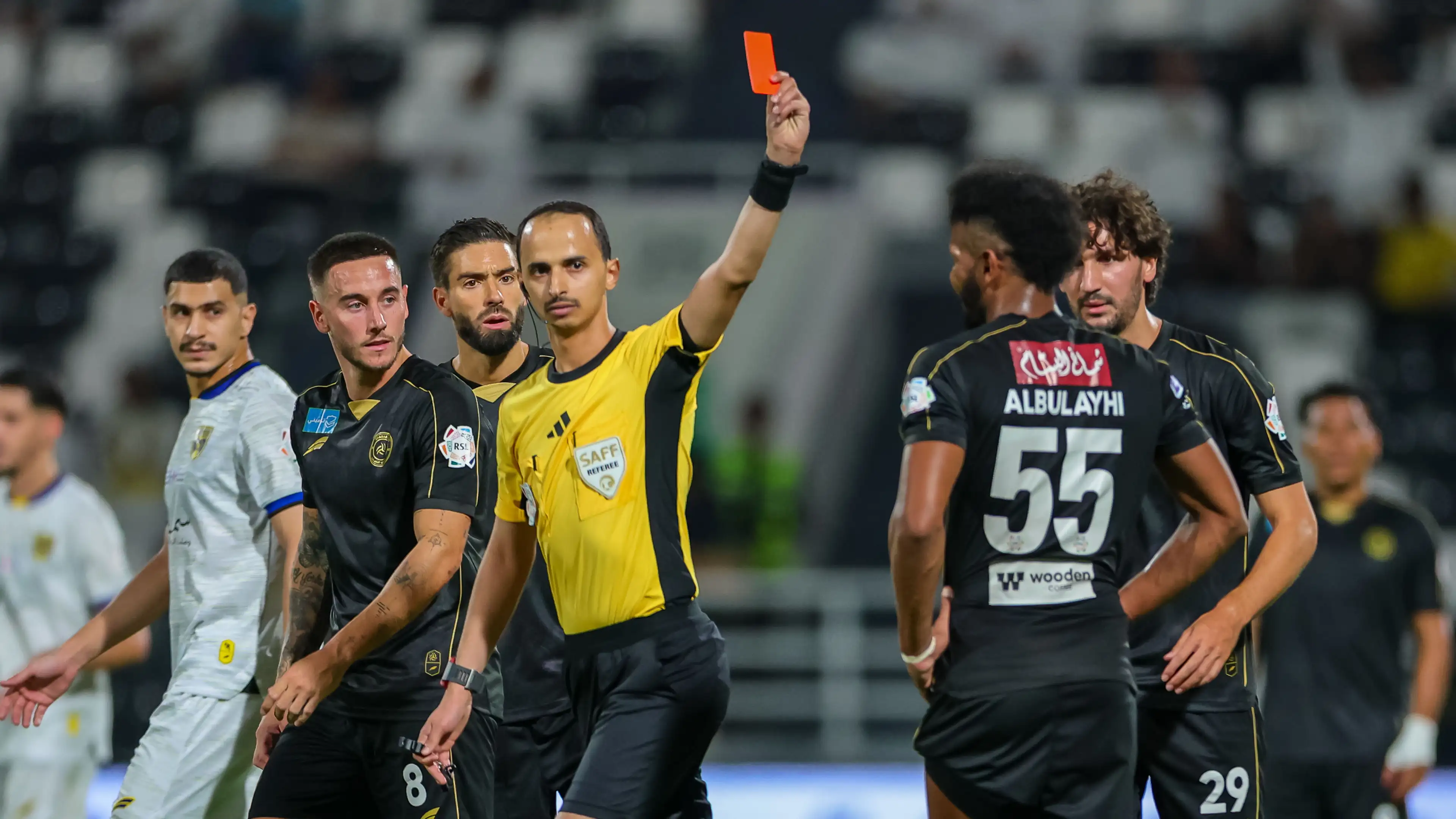 Video: Ali Al-Bulaihi mencatatkan sejarah di Liga Roshn dengan kartu merah yang mengejutkan!