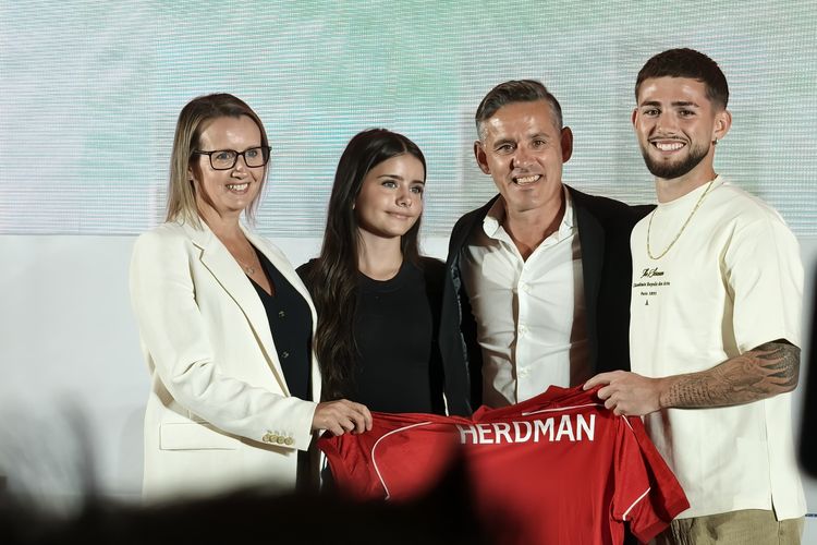 Akmal Marhali Soroti Keputusan John Herdman Bawa Anaknya Bermain di Liga Indonesia