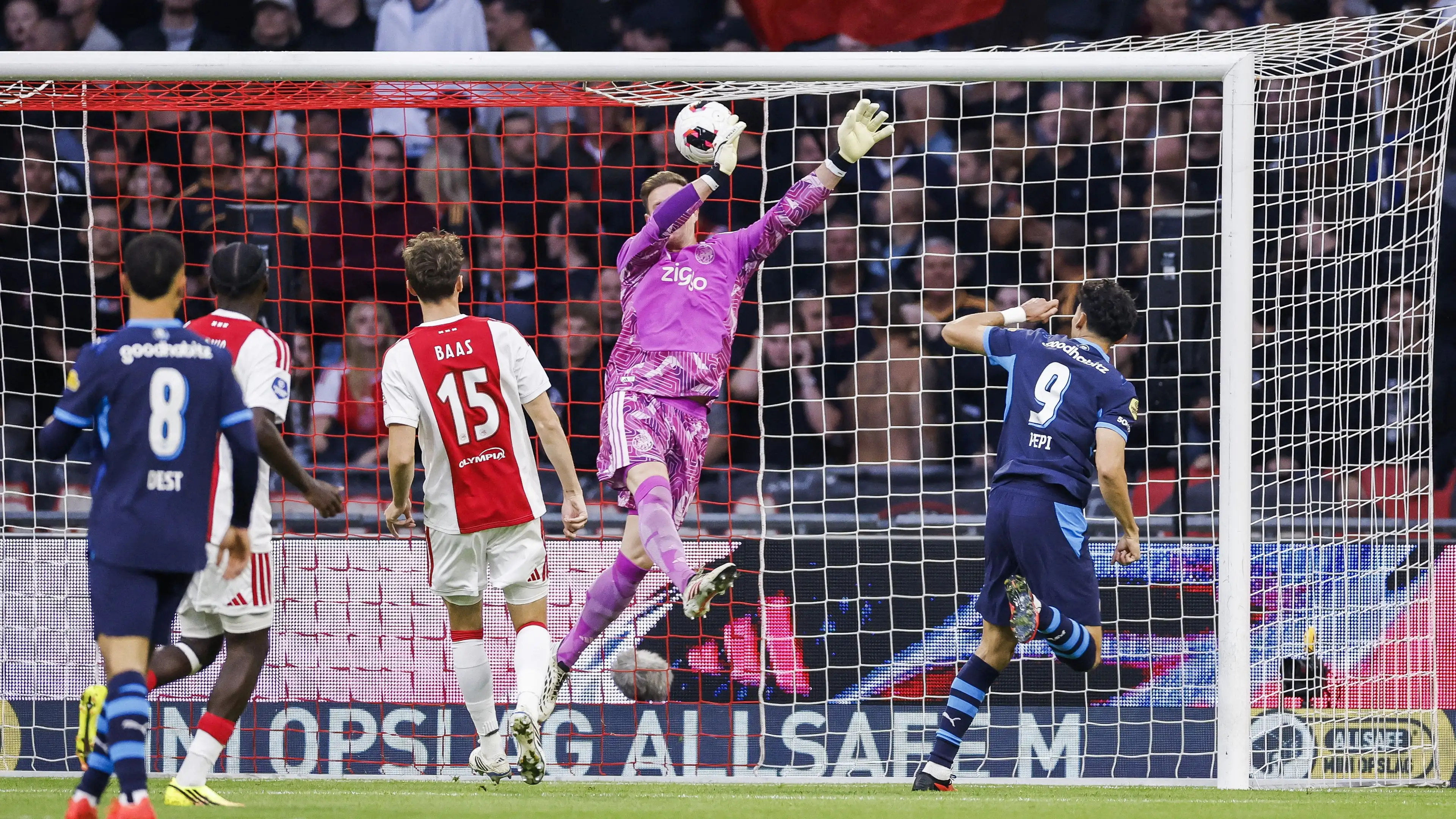 Video: Bencana Ter Stegen, Ajax Menerima Pukulan Menyakitkan di Malam yang Bagai Mimpi Buruk