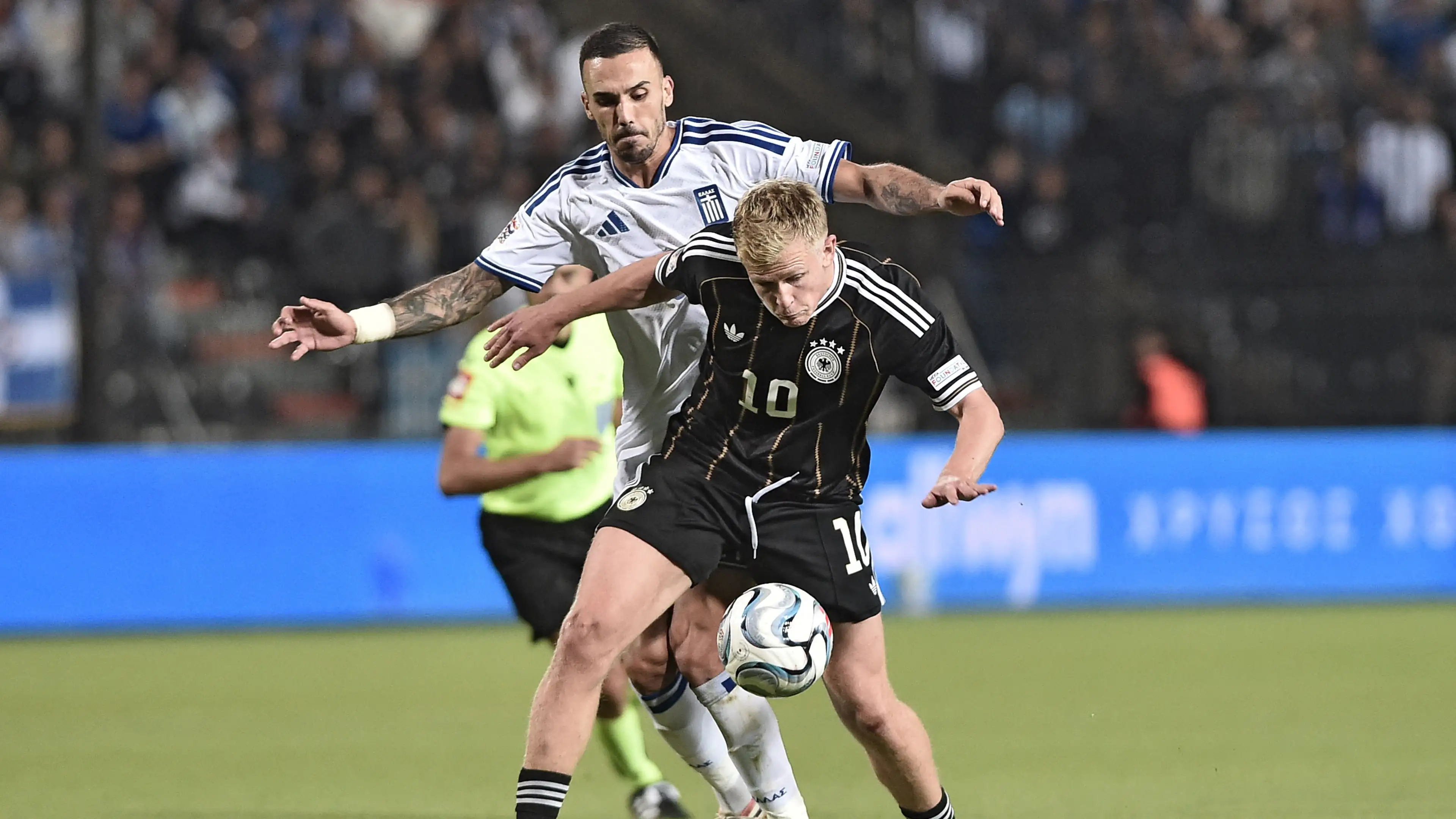 Jerman kembali gagal melewati Yunani, yang memimpin bersama tim nasional Belanda