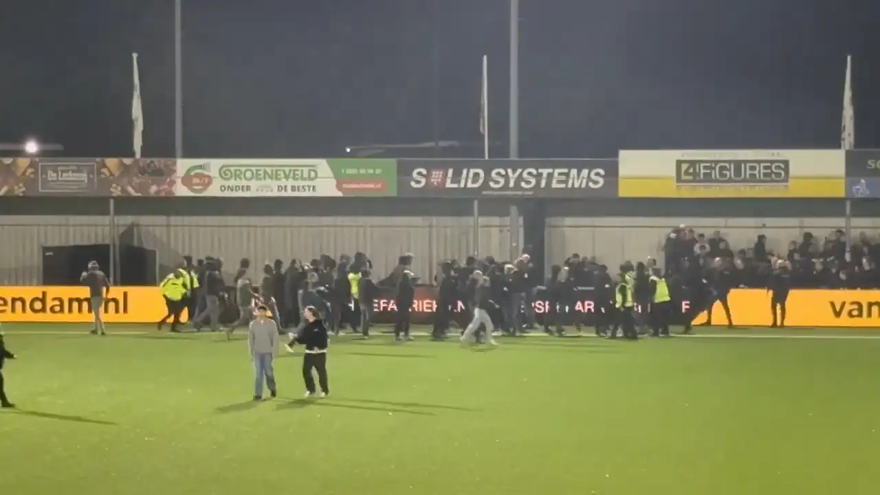 Kekacauan total di Piala Belanda: "kelompok berjaket hitam" menyerang suporter tuan rumah secara massal