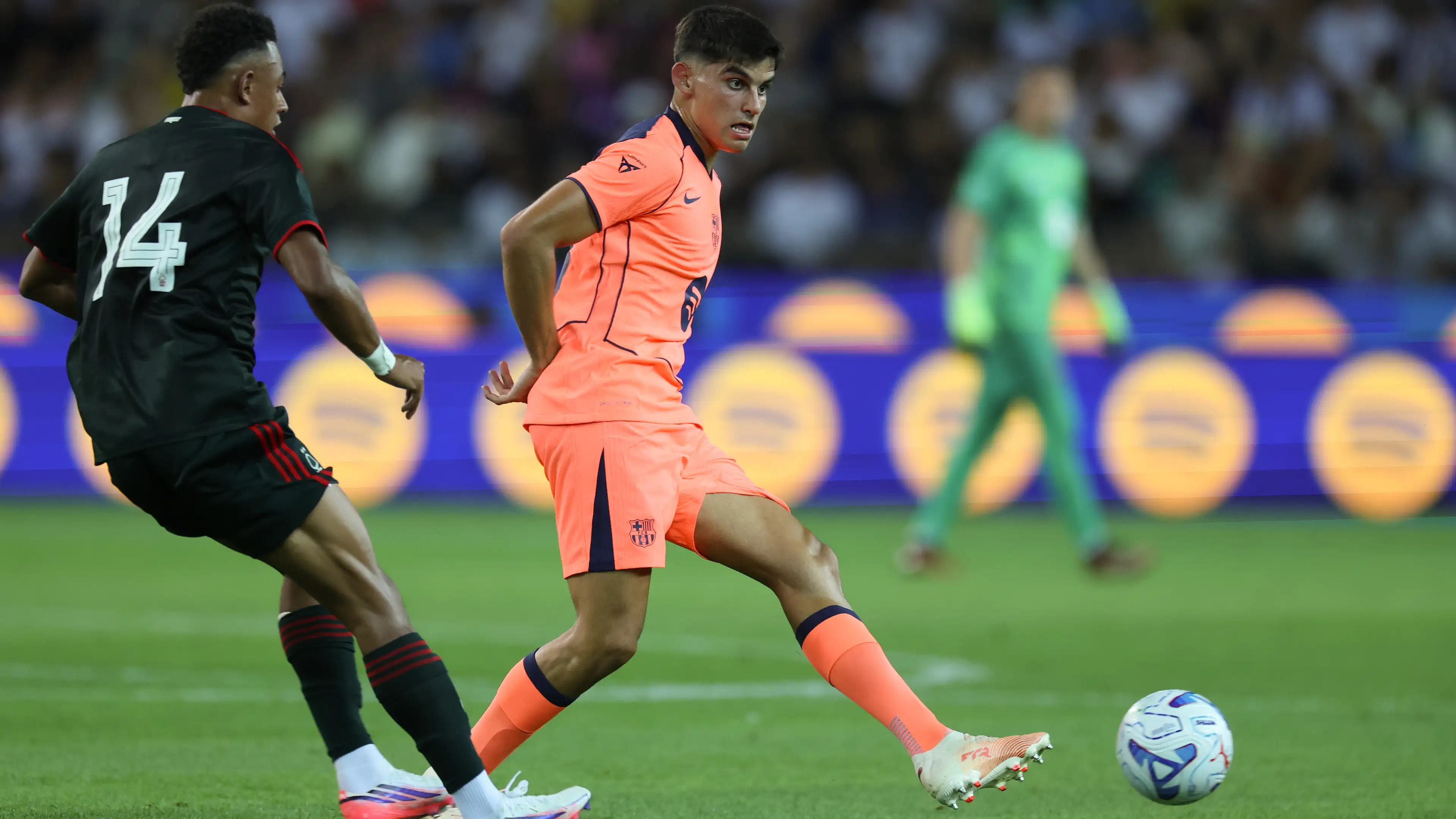 Barcelona meraup puluhan juta dari bursa transfer, menyimpannya untuk tiga target