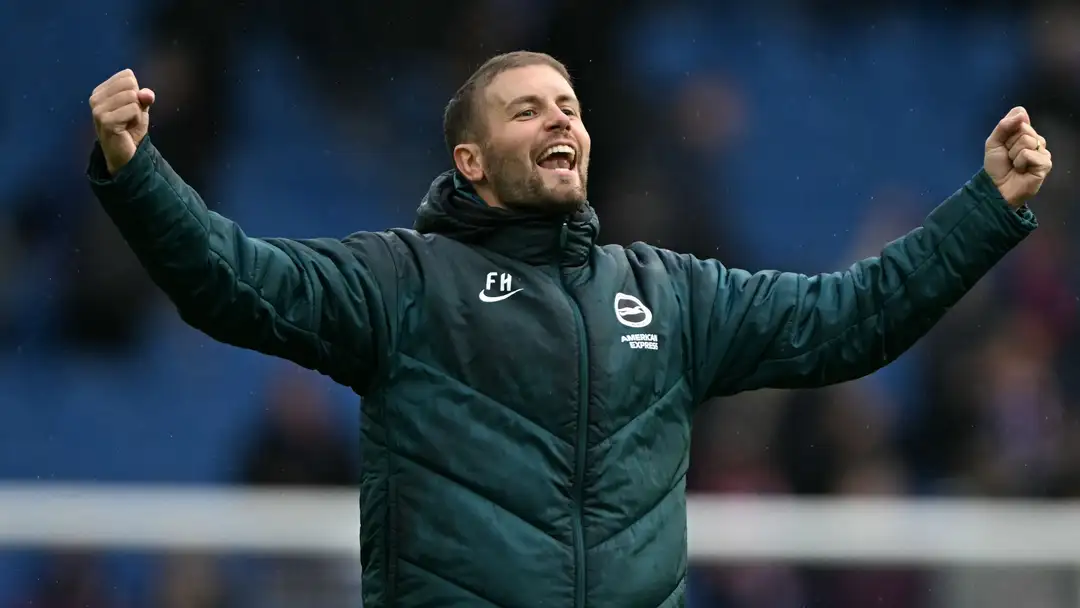 Pelatih Brighton Fabian Hurzeler buka suara soal dirinya dikaitkan dengan Manchester United saat Michael Carrick terancam dipecat di Old Trafford