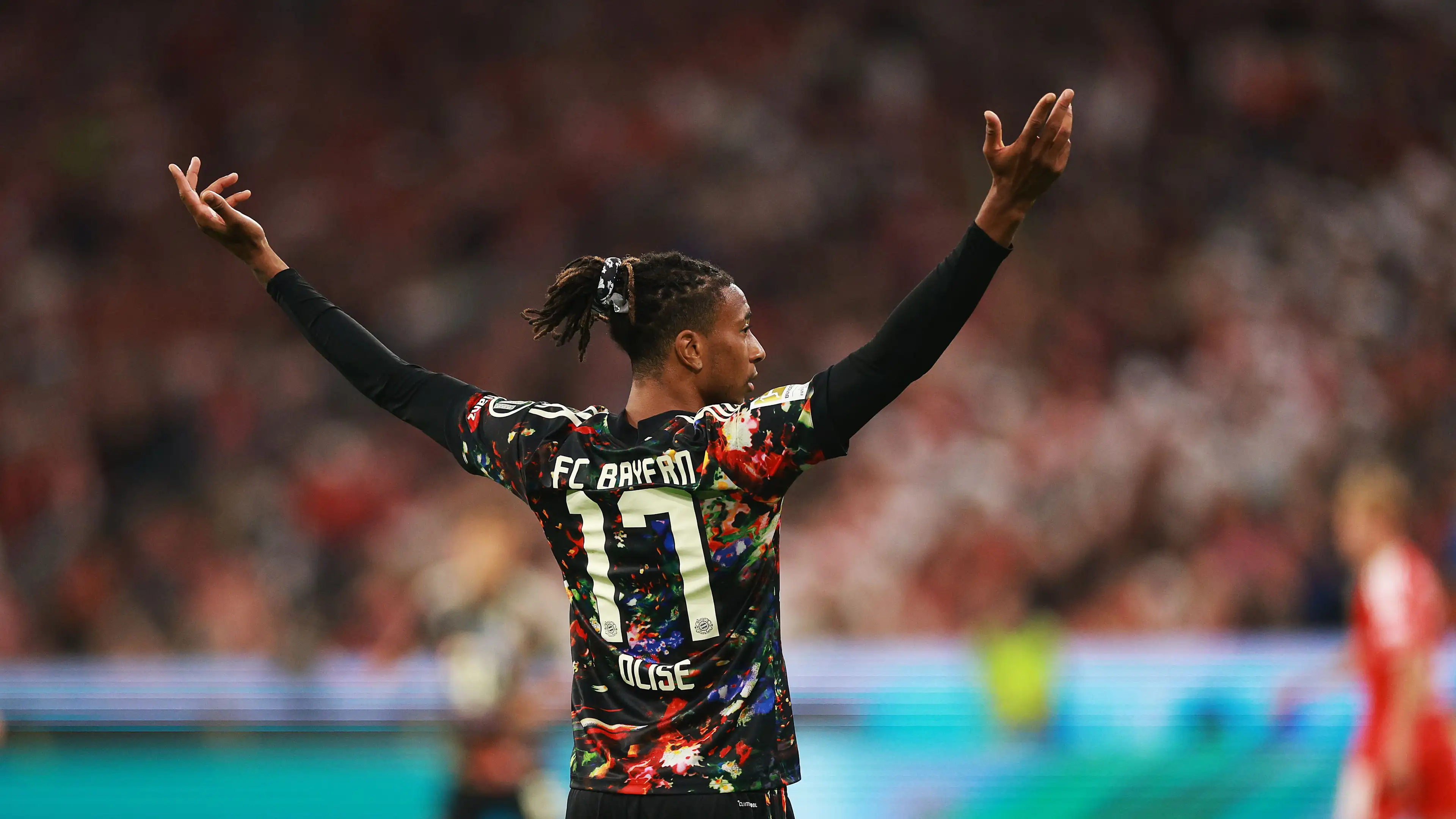 Foto: Olise Curi Perhatian dengan Penampilan Nyentrik di Perayaan Bayern