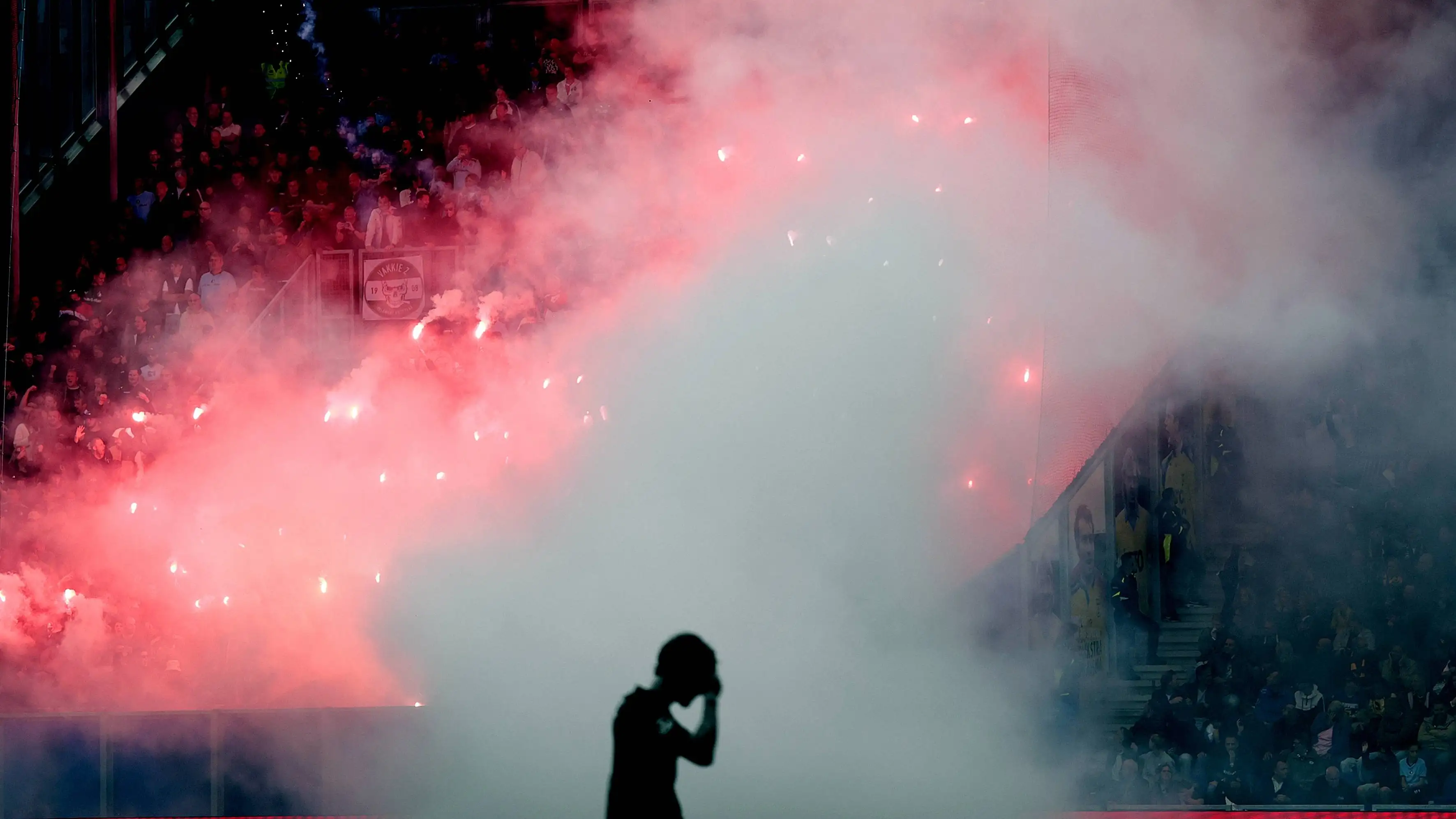 Feyenoord mengidentifikasi puluhan orang yang terlibat setelah keributan akibat kembang api
