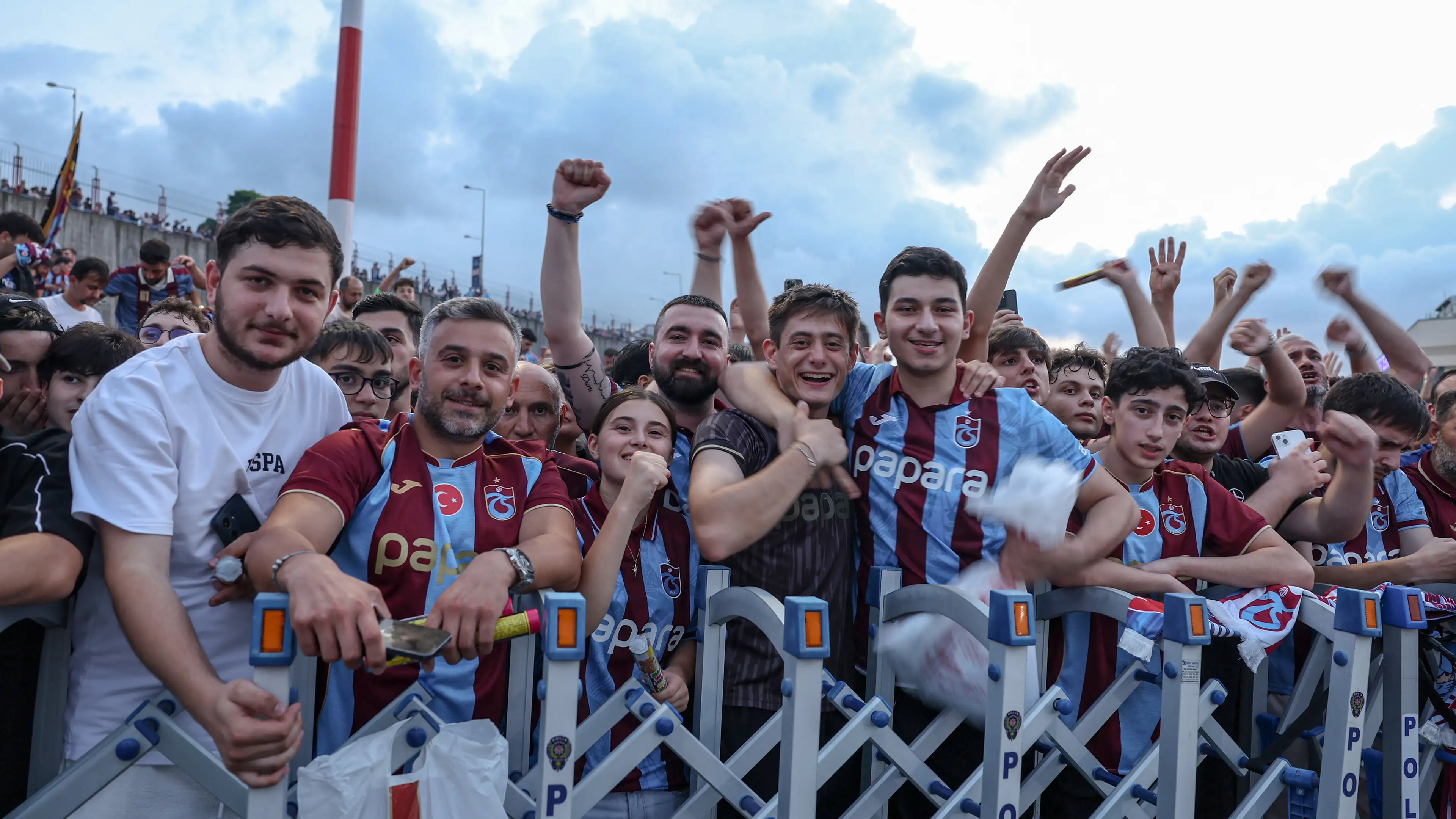 Dengan Video: Suporter Trabzon Mengepung "Pendatang Galatasaray" dalam Sambutan untuk Salah