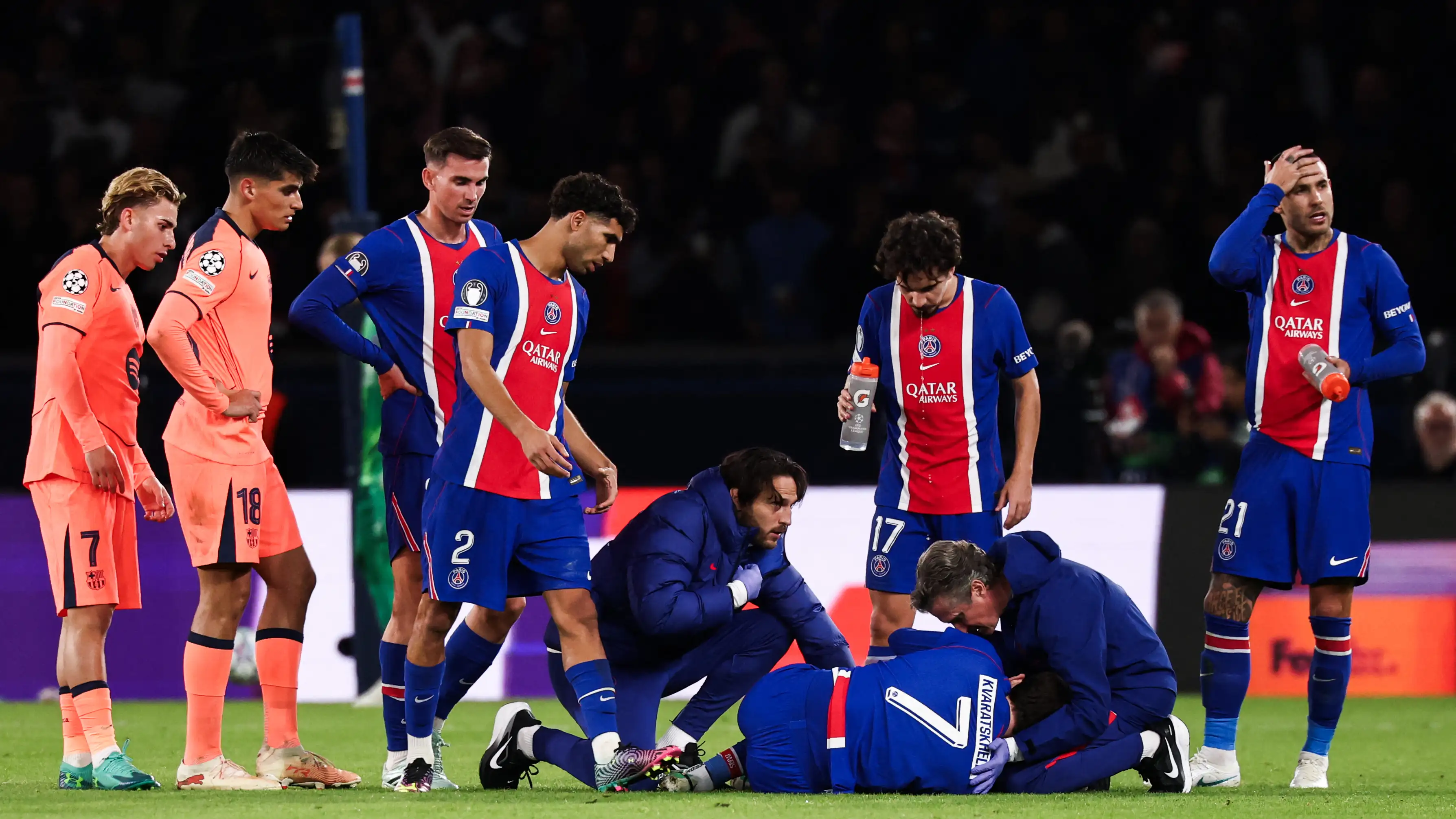 Keluar dengan tandu: cedera serius menghantam bintang PSG saat melawan Barcelona