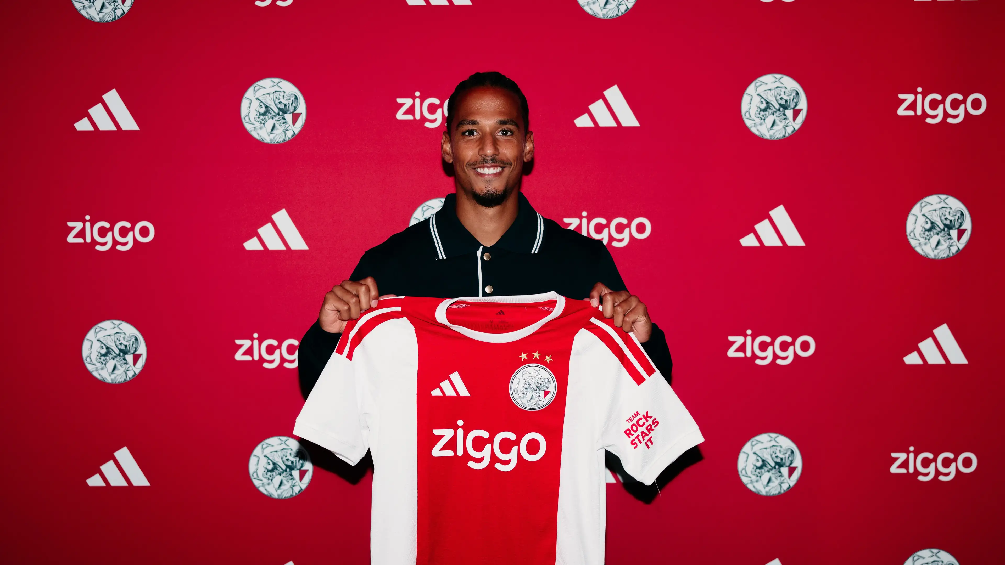 Ajax mengumumkan dua rekrutan baru dalam waktu seperempat jam