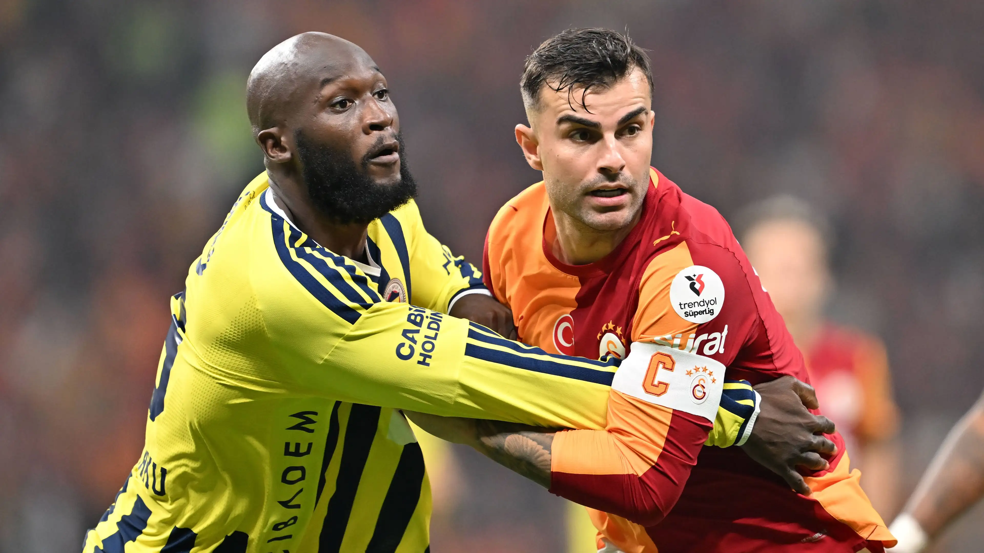 Keributan massal antarpemain pecah setelah baru 12 detik: Derby Galatasaray kontra Fenerbahce langsung memanas