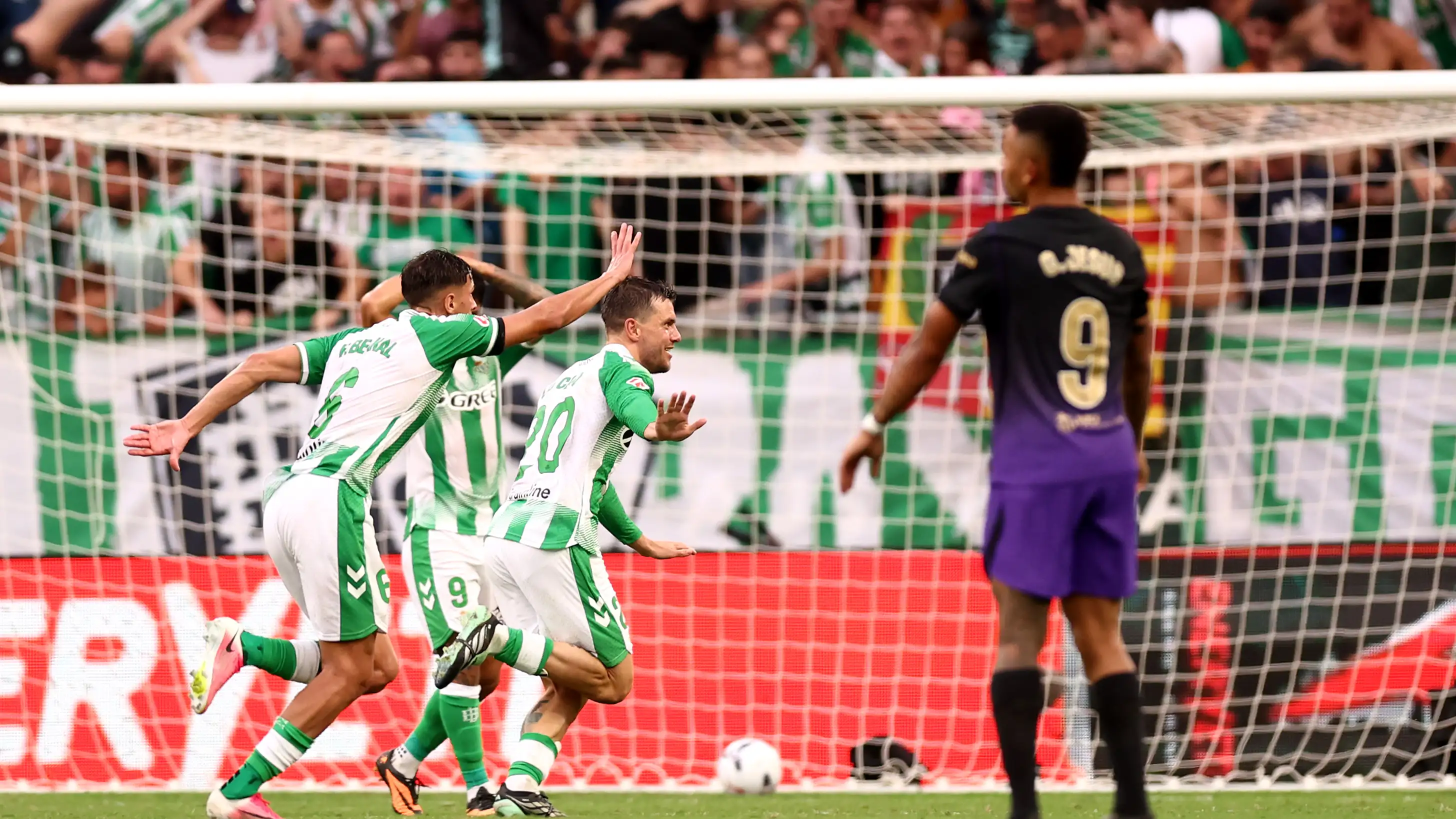 Para pemain Barcelona menggerakkan wasit, VAR "sesuai permintaan" dalam gol Betis yang dianulir!