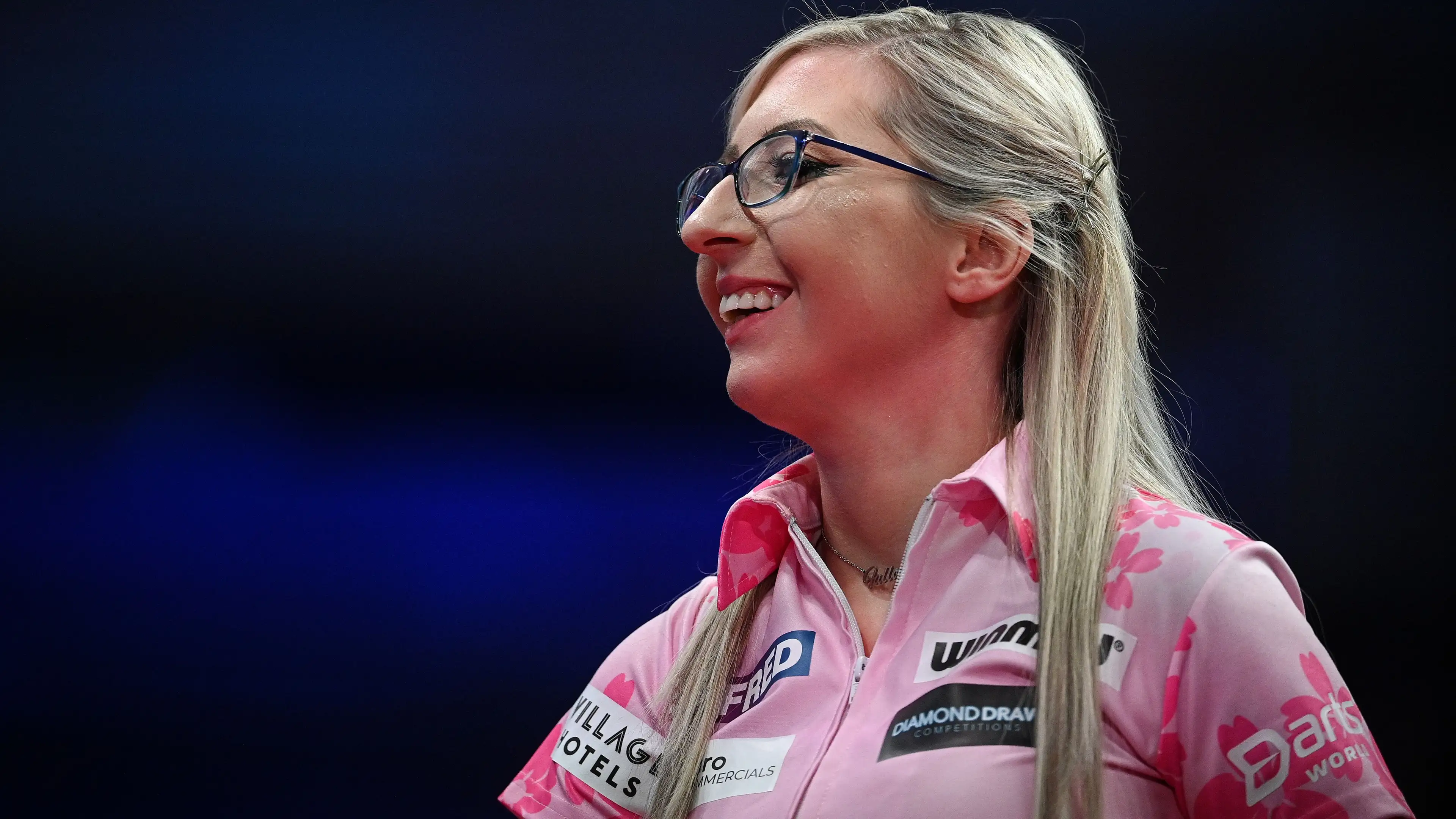 "Saya tak bisa berkata-kata": Fallon Sherrock membuat kejutan di dunia dart melawan Luke Littler dan mengantongi lebih dari setengah juta euro