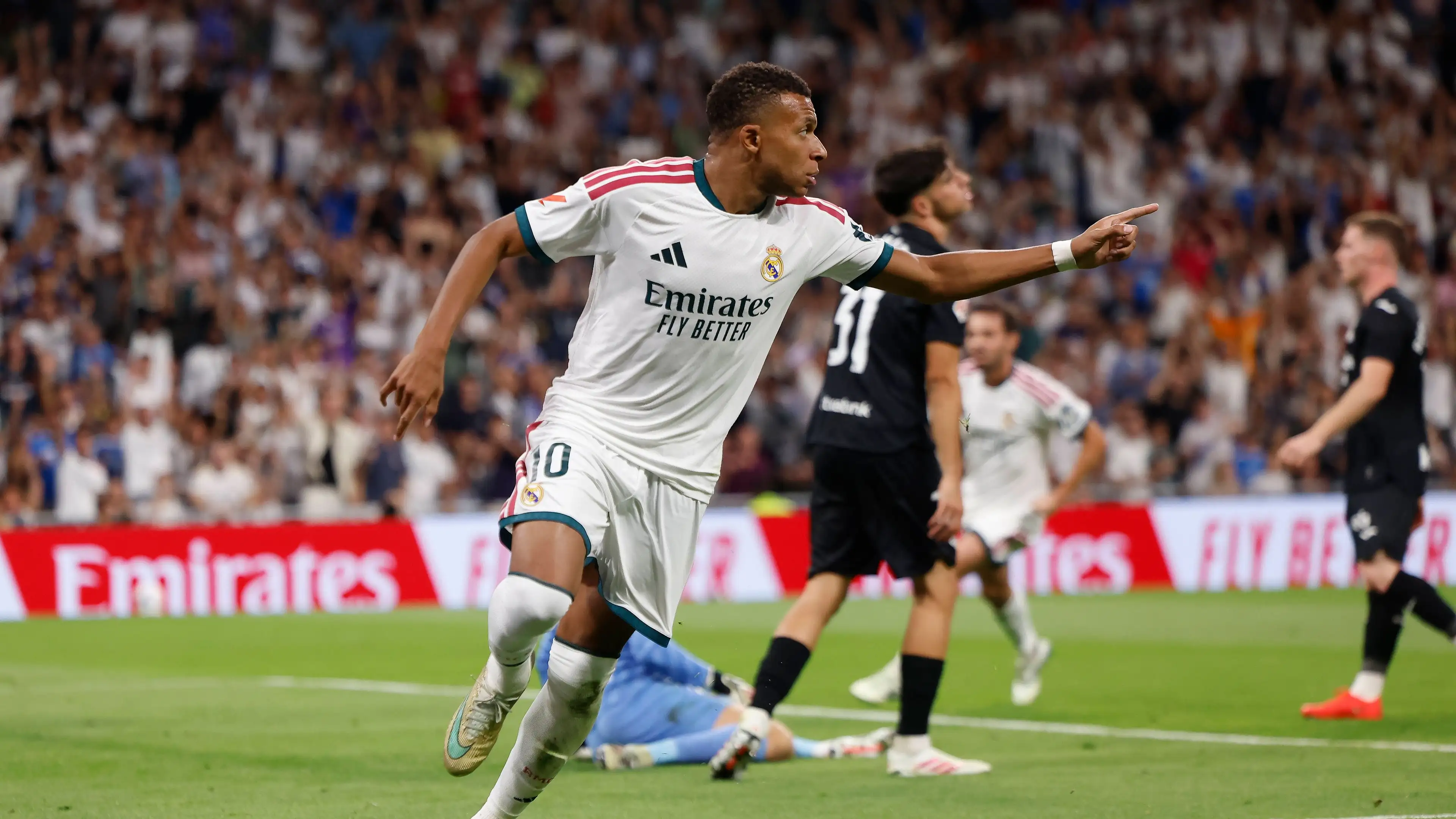 Kylian Mbappé membawa Real Madrid meraih kemenangan kandang pertama musim ini lewat hat-tricknya