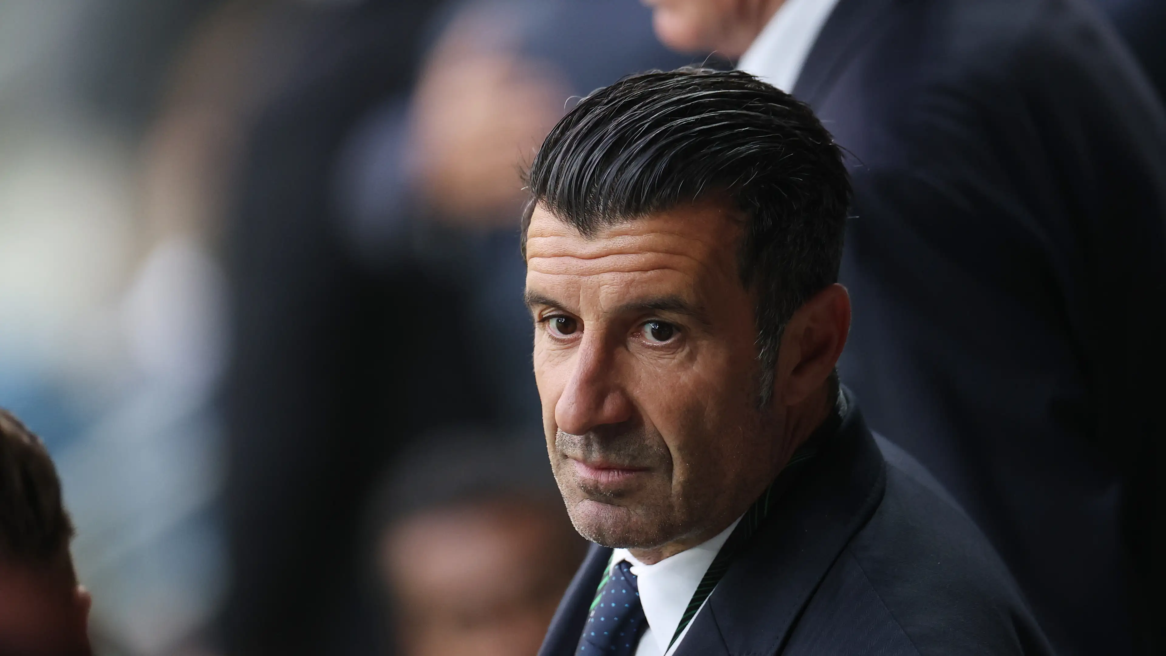 FC Barcelona melihat Luis Figo dan memutuskan untuk membuang tawaran ke tempat sampah
