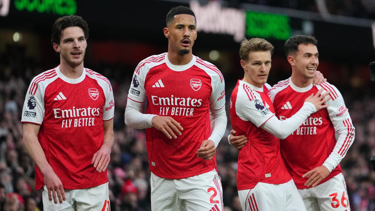 Mengapa William Saliba Tak Muncul pada Foto Tim Arsenal Musim 2026/2027?
