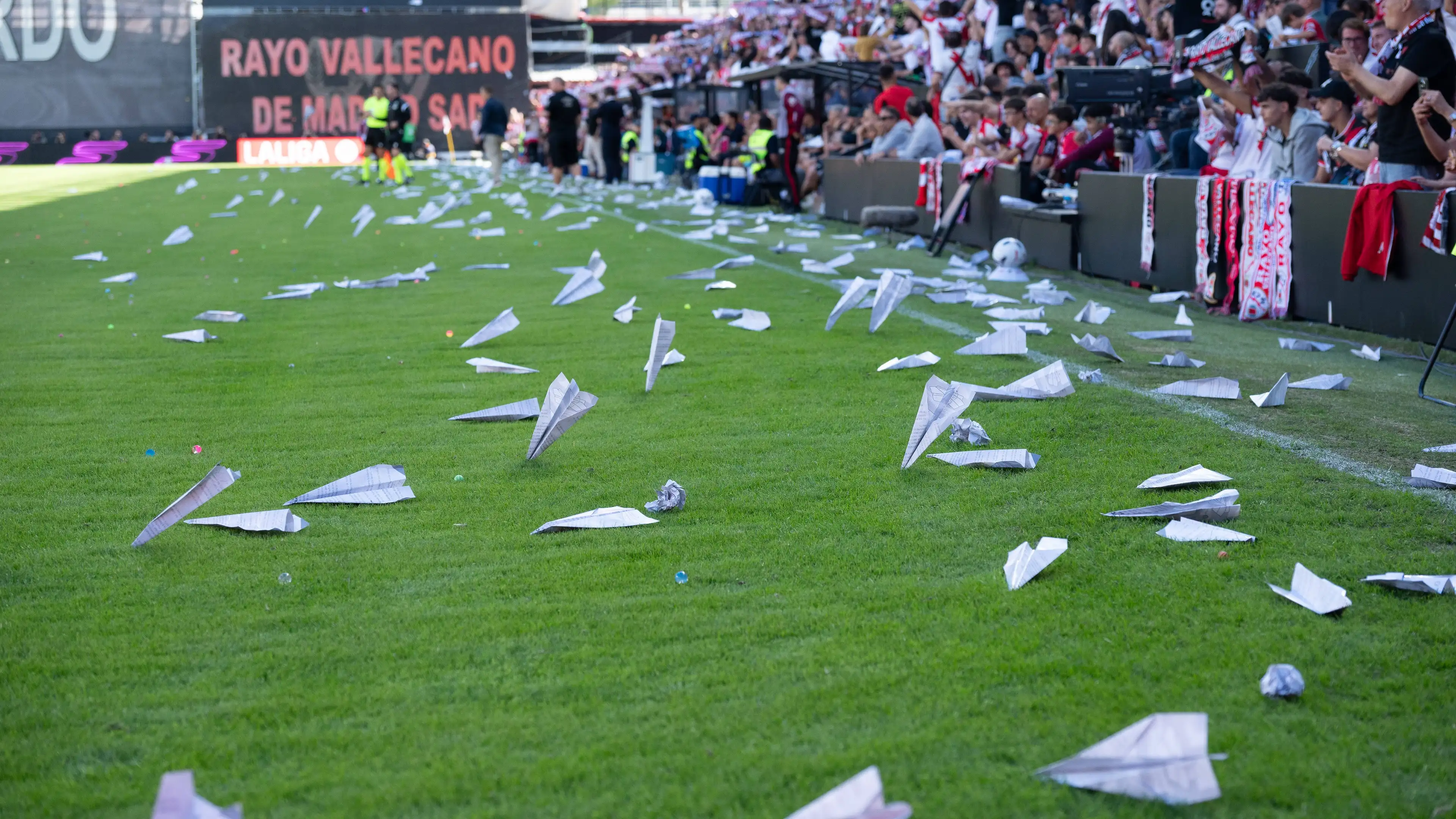 Kekacauan di Madrid: duel LaLiga dihentikan setelah pesawat-pesawat kertas, kursi, dan bola masuk ke lapangan