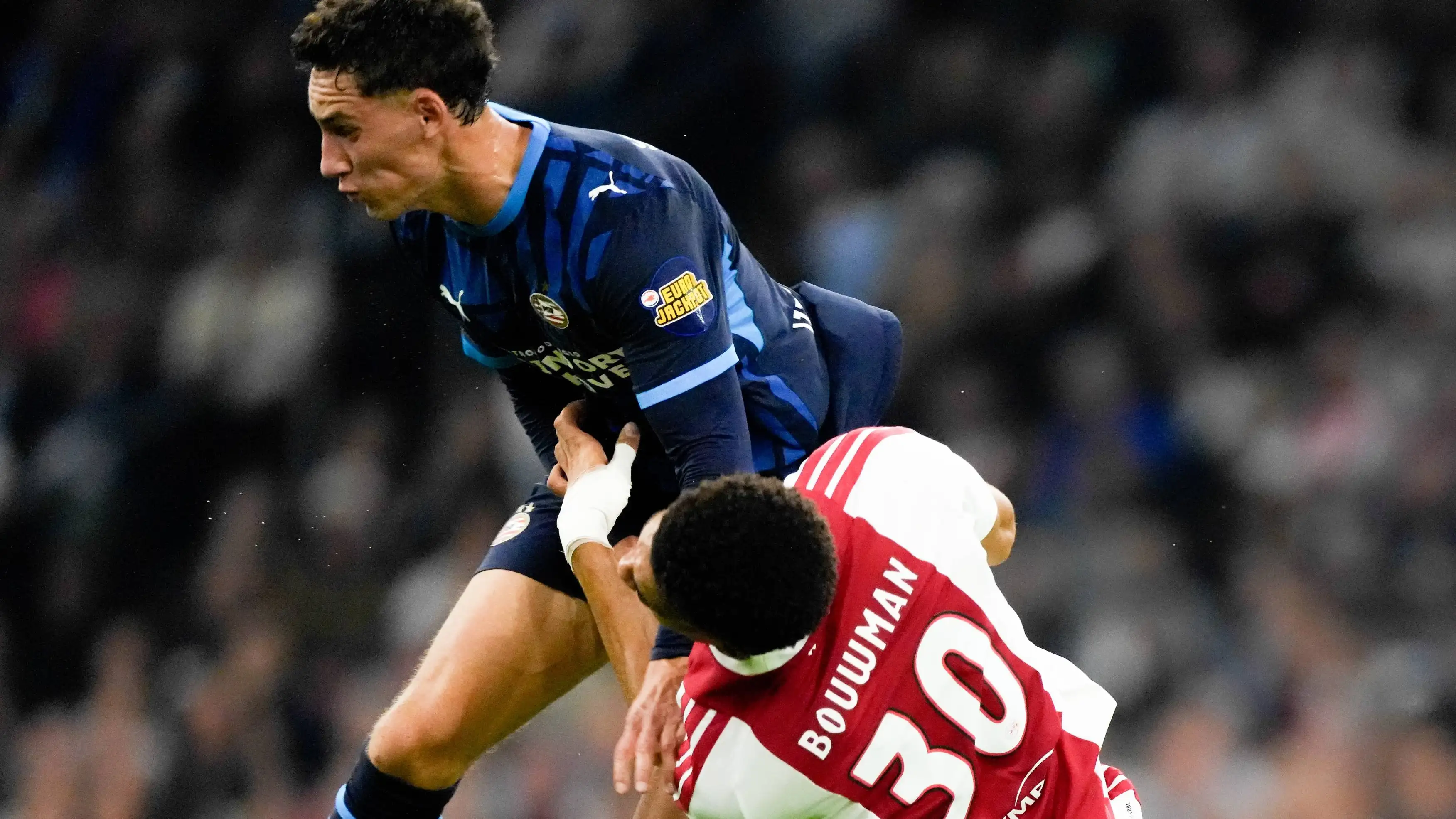 Ruben van Bommel memicu keributan massal dan perdebatan dengan tekel brutal melawan Ajax - bos wasit ikut turun tangan