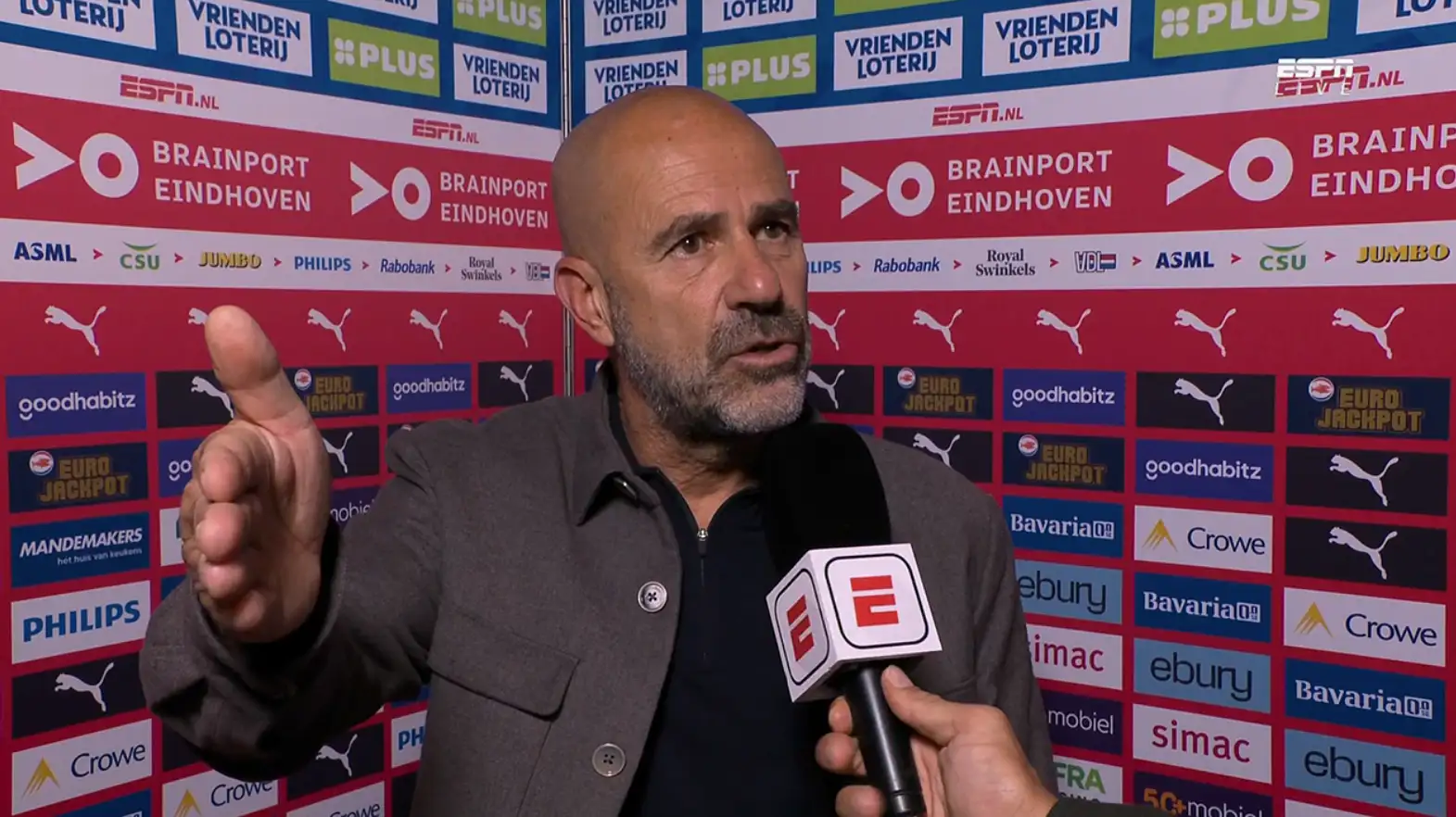 Peter Bosz mengkritik keras satu orang usai Ajax - PSV: ini alasan Ruben van Bommel tidak muncul di depan kamera