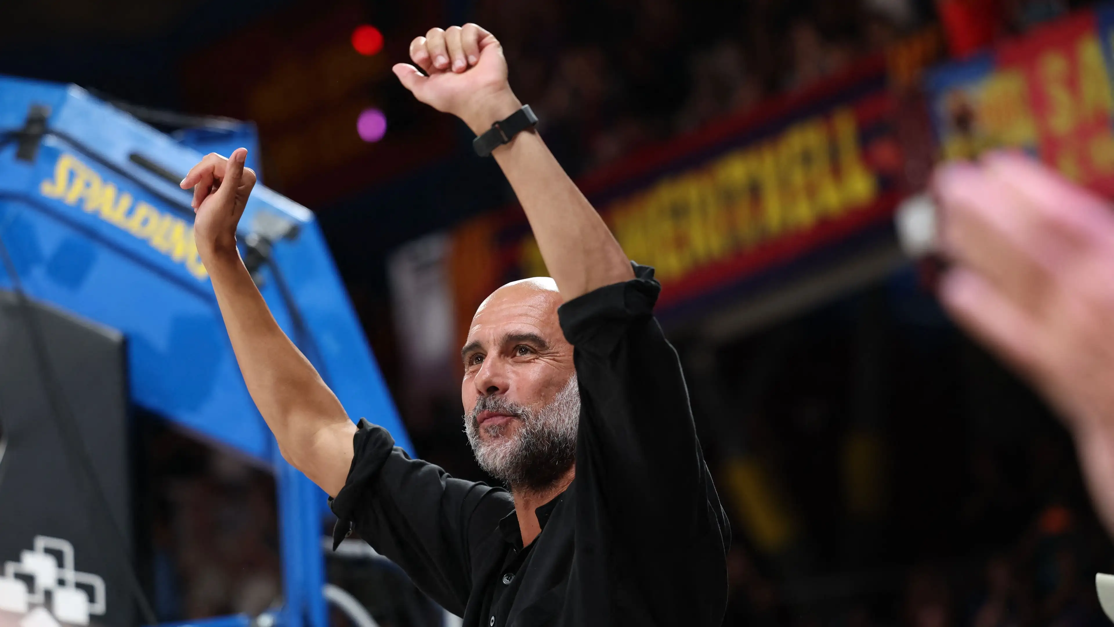 Video: Guardiola rebut perhatian dari bintang-bintang Barcelona di malam basket Eropa