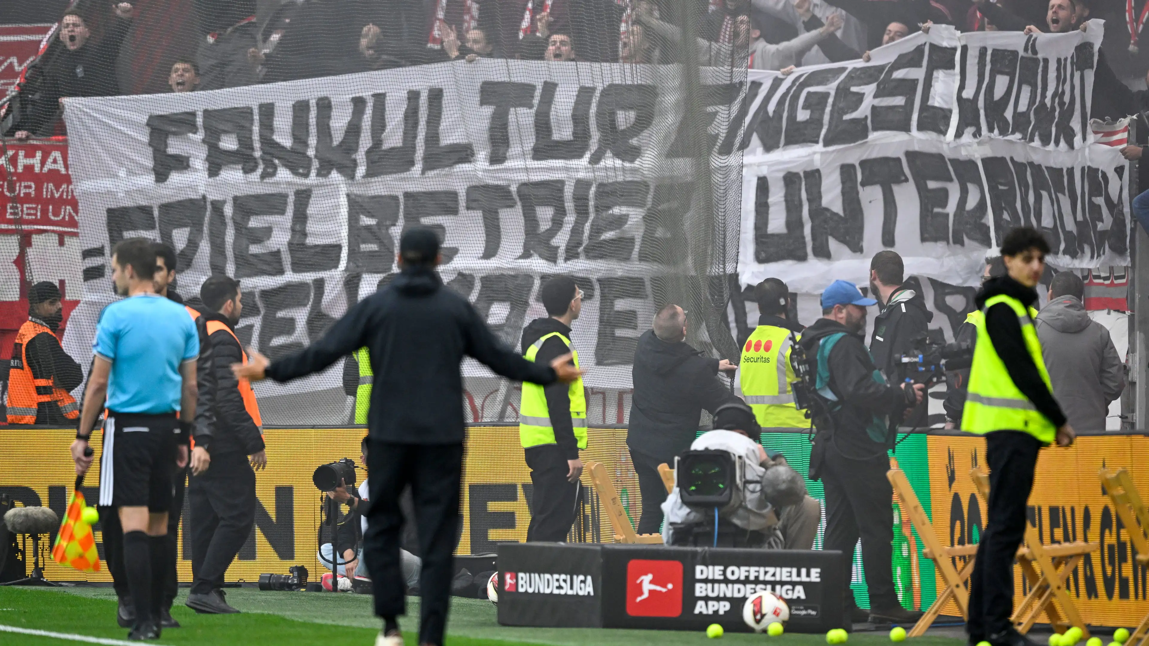 "Budaya suporter diinjak-injak!" Suporter SC Freiburg membuat pertandingan di Leverkusen terhenti dengan bola tenis