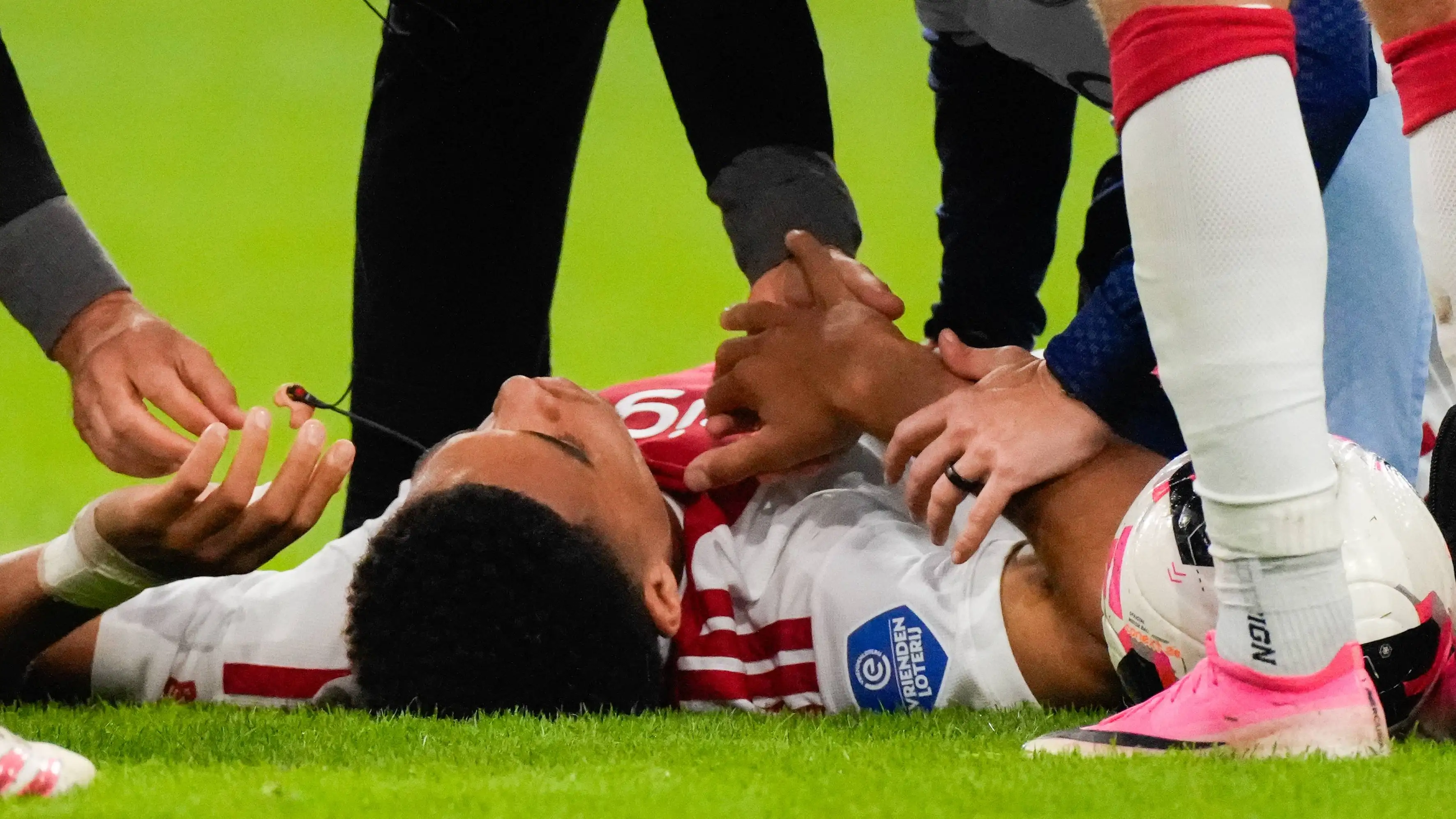 Ajax memberikan kabar terbaru yang mengkhawatirkan soal Aaron Bouwman setelah tekel sangat keras dari Van Bommel