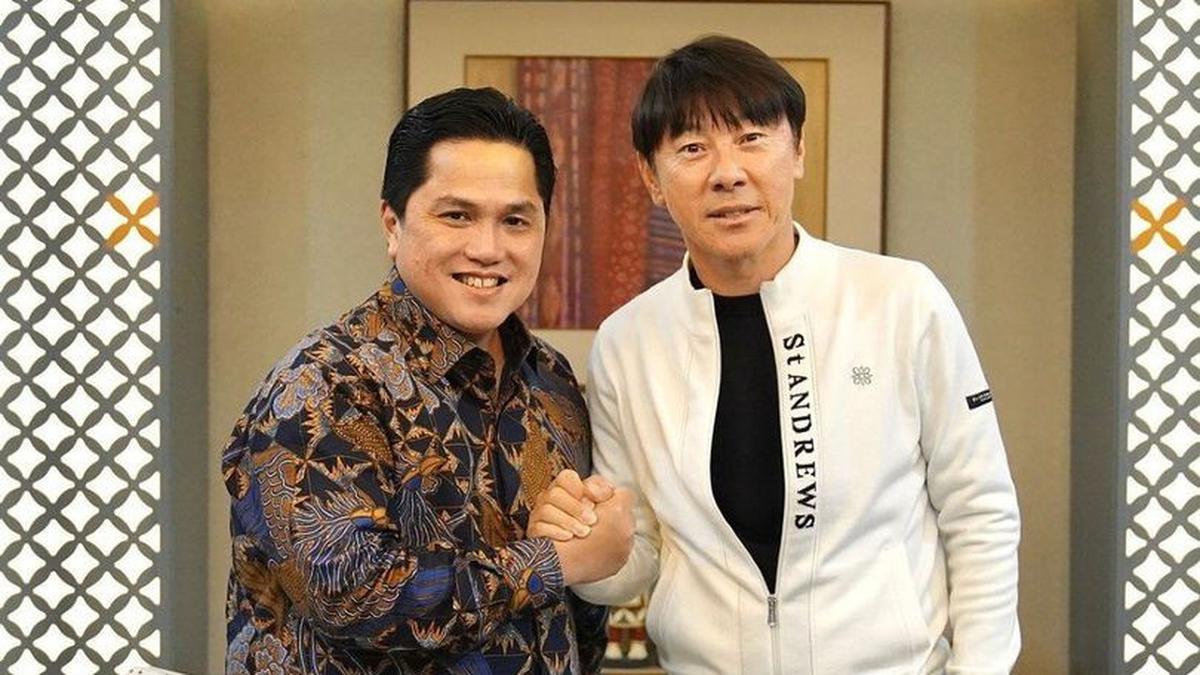 Pelukan Erick Thohir dan Shin Tae-yong Warnai Seremoni BRI Super League