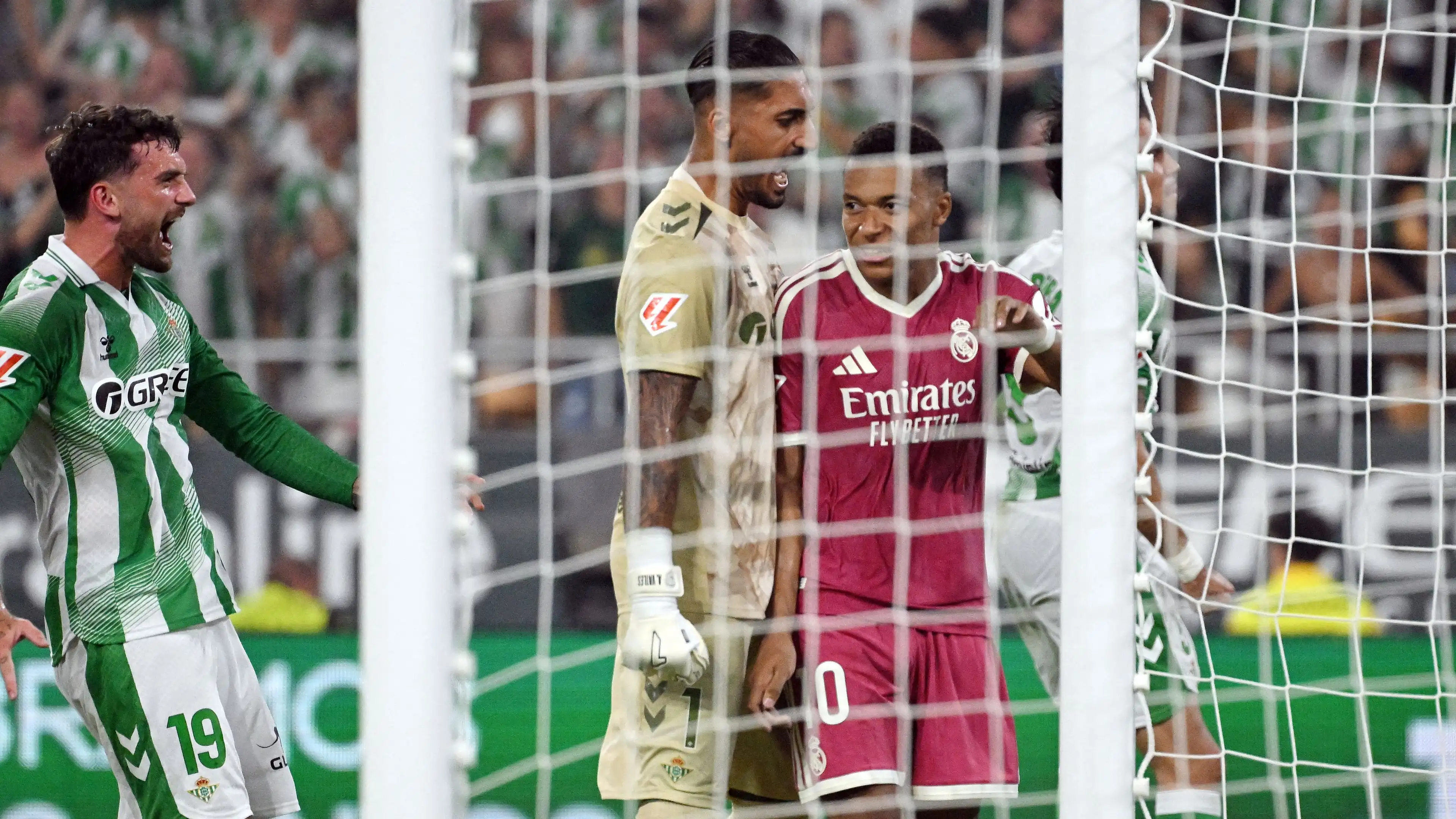 Kiper Betis: Saya Pelajari Tendangan Penalti Mbappe, dan Saya Coba Alihkan Perhatiannya dengan Kata-Kata Ini