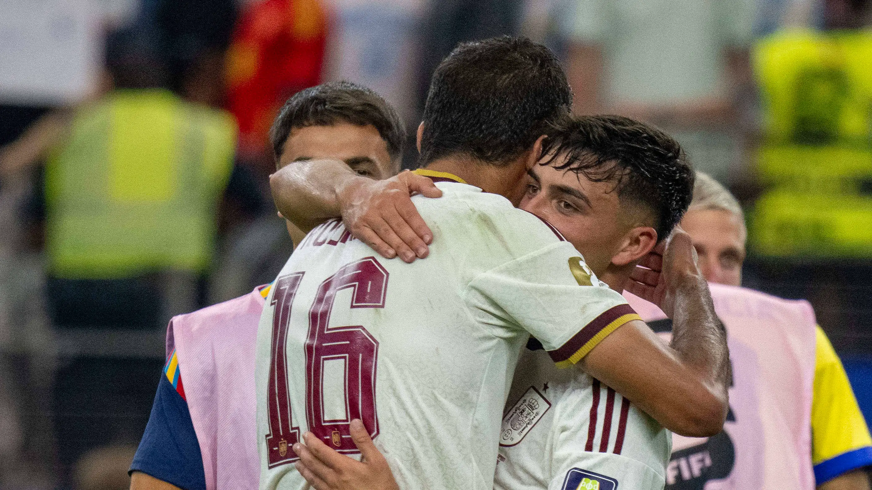 Pola berulang: Alvaro Benito jawab perdebatan seputar duet Rodri dan Pedri di Barcelona