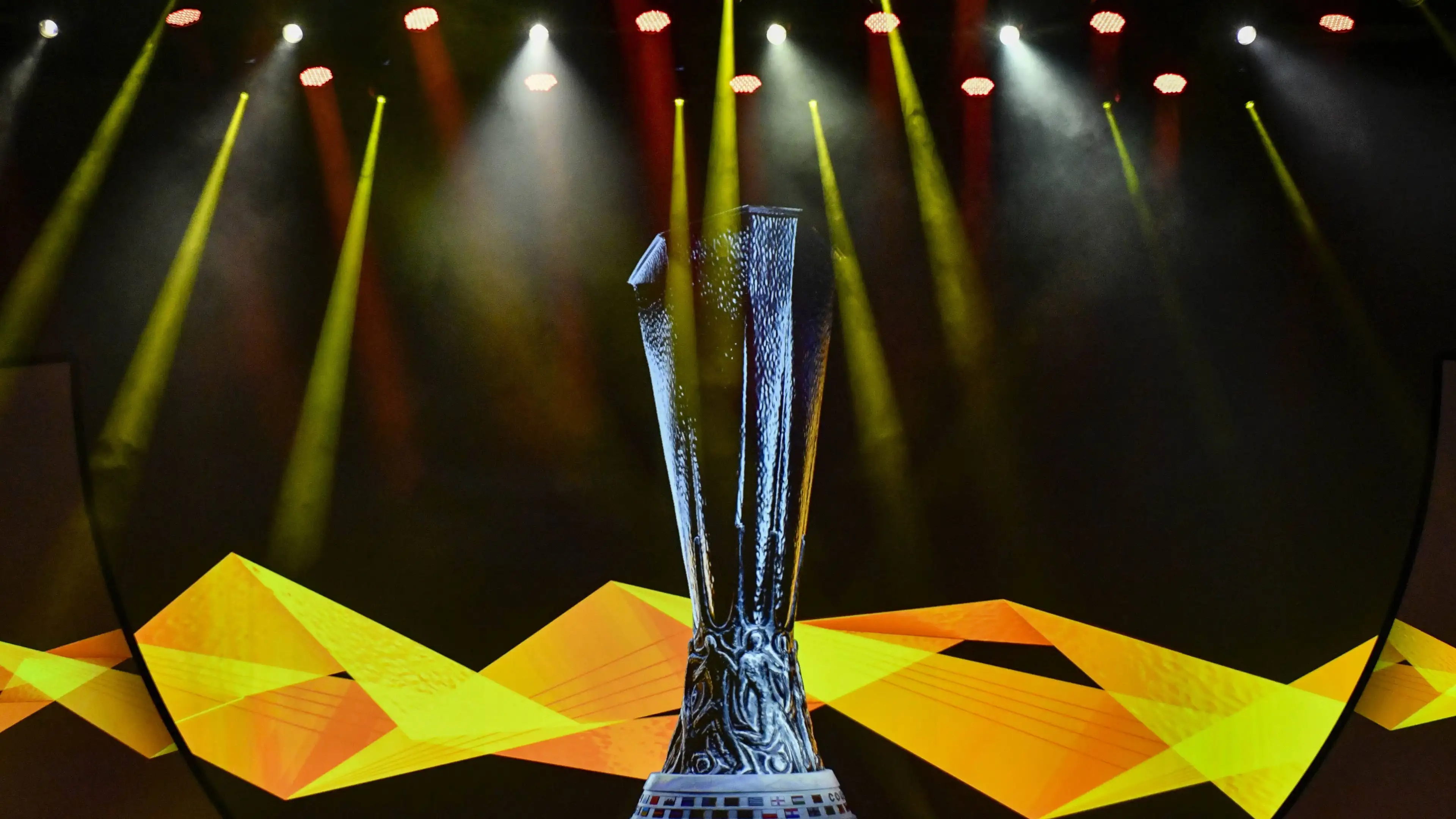 Di mana undian Liga Europa untuk AZ dan NEC bisa disaksikan secara live? Jam berapa undiannya dan bagaimana pembagian potnya?