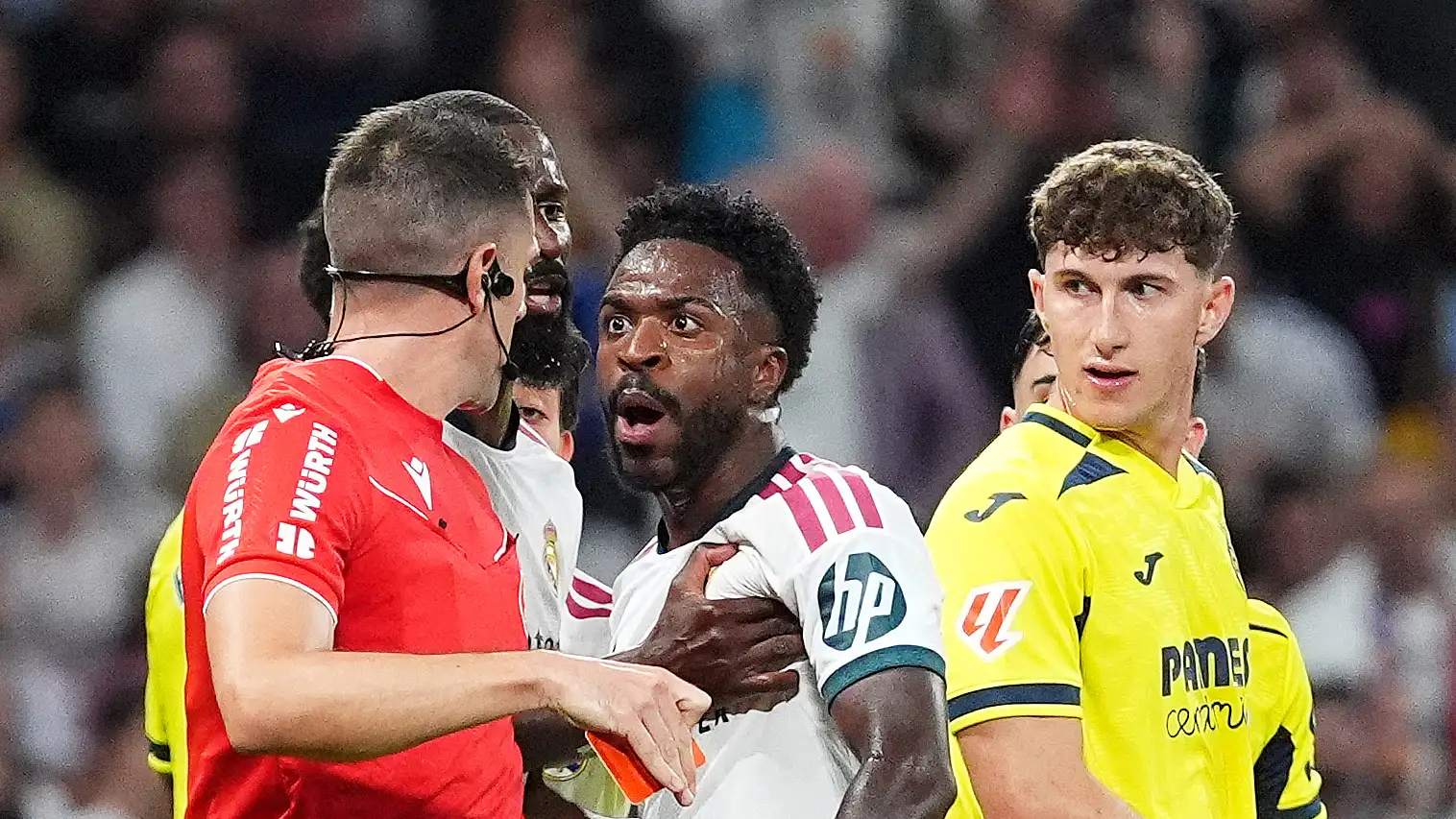 "Dasar gerombolan".. Vinicius memicu kontroversi setelah dikartu merah melawan Villarreal

Koreksi format judul:

"Dasar gerombolan": Vinicius memicu kontroversi setelah dikartu merah melawan Villarreal
