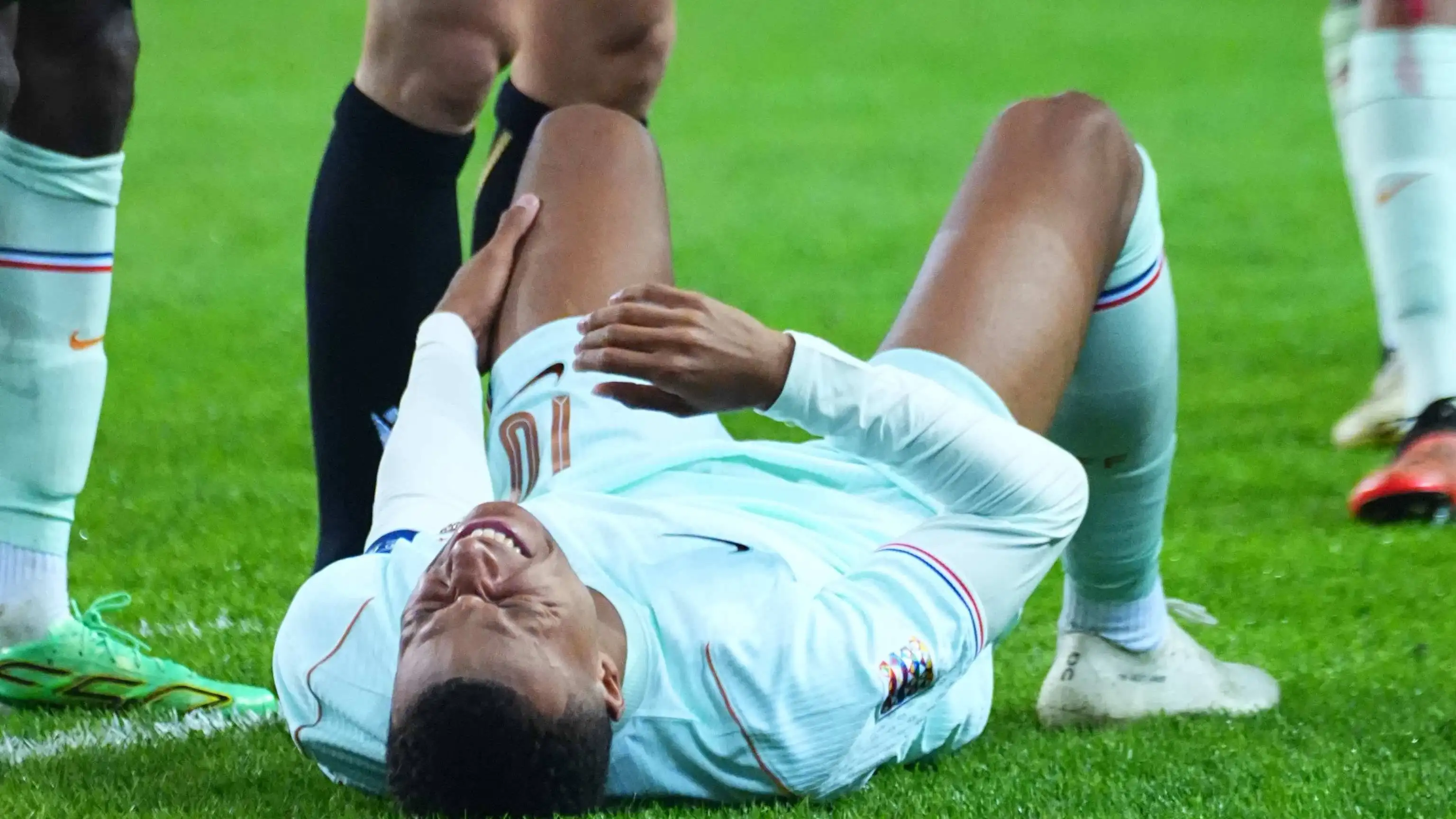 Mbappé mencetak gol kemenangan, lalu tersungkur ke tanah dan harus mengakhiri laga karena cedera