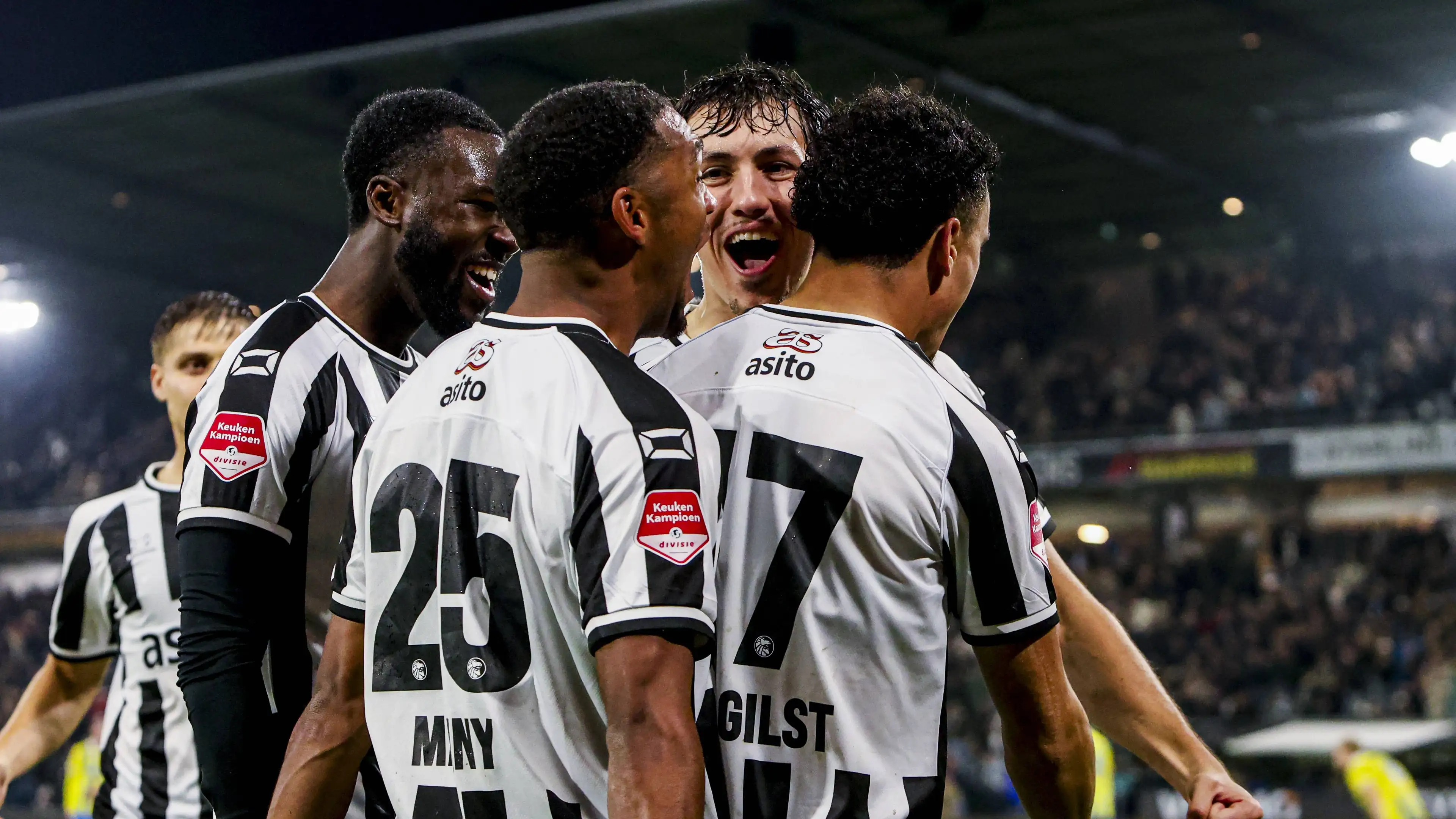 Heracles Almelo merebut gelar periode di Divisi Keuken Kampioen lewat kemenangan meyakinkan atas RKC Waalwijk