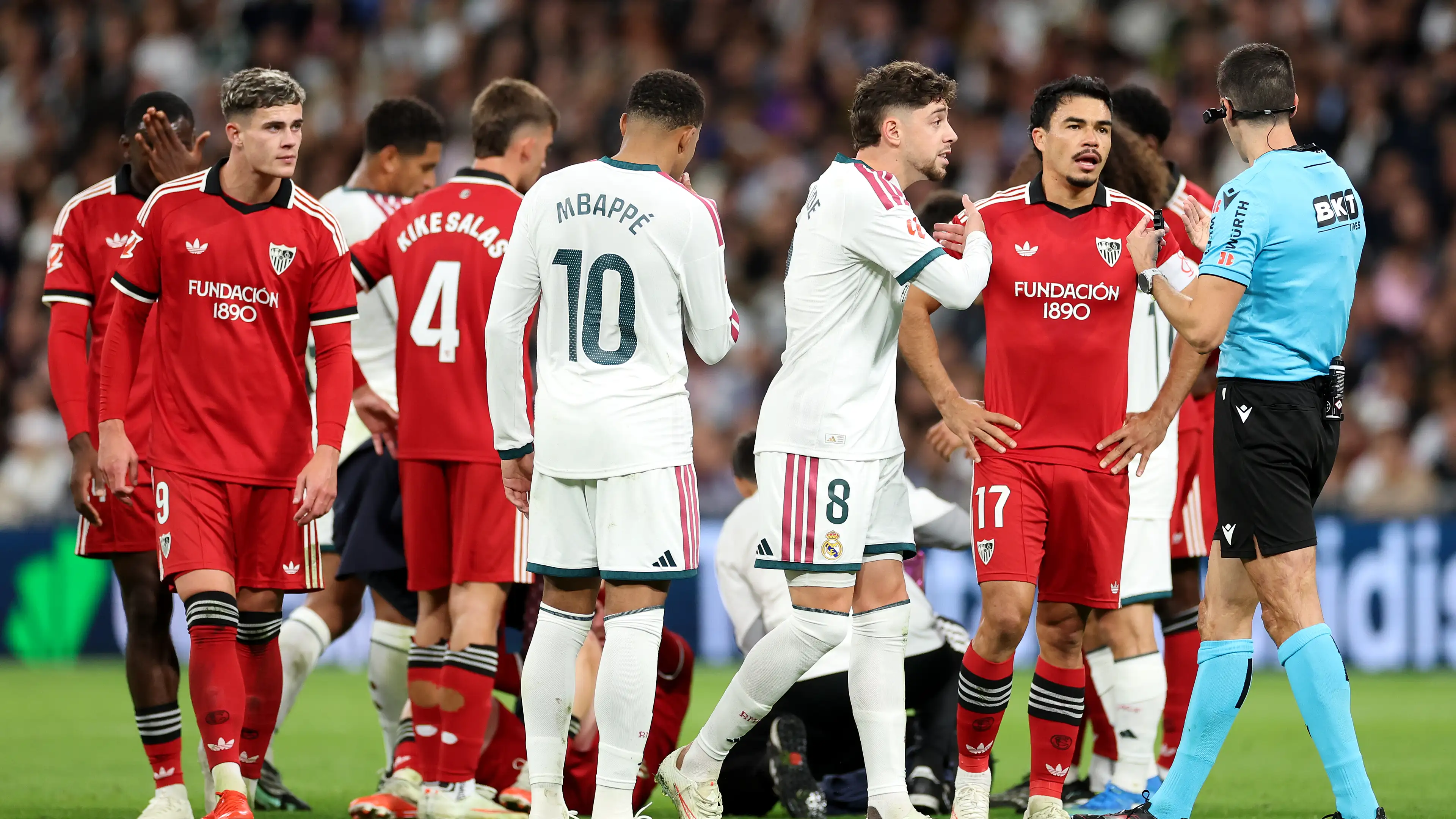 "Kartu merah yang jelas": Bintang Sevilla serang keputusan yang selamatkan Guler