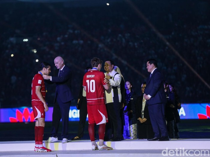 Dari Lapangan untuk Suporter, Timnas Indonesia Angkat Trofi Juara