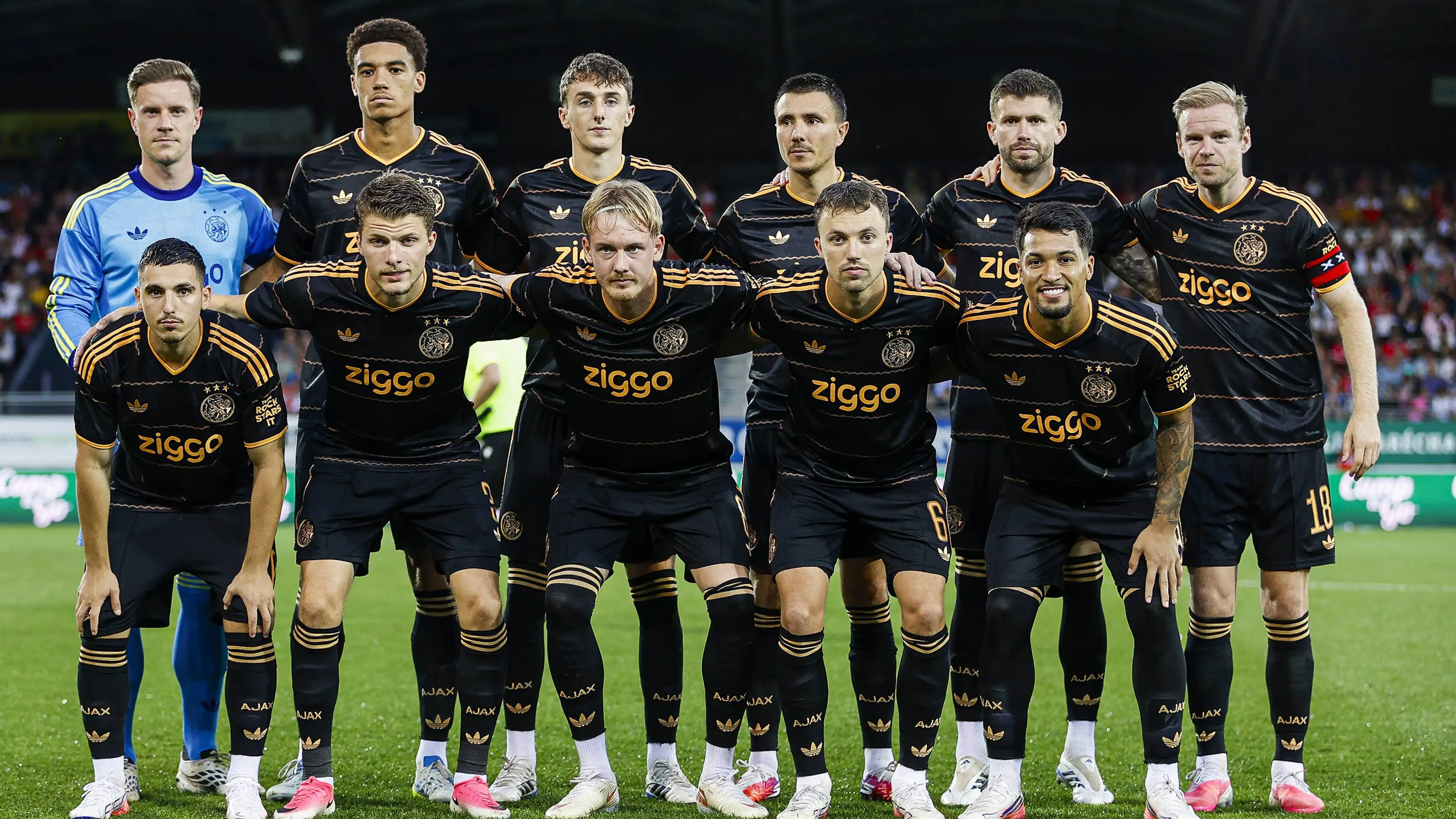 Penonton laga FC Sion vs Ajax ramai-ramai sudah muak dengan satu pemain Ajax setelah 45 menit: "Ganti sekarang!"