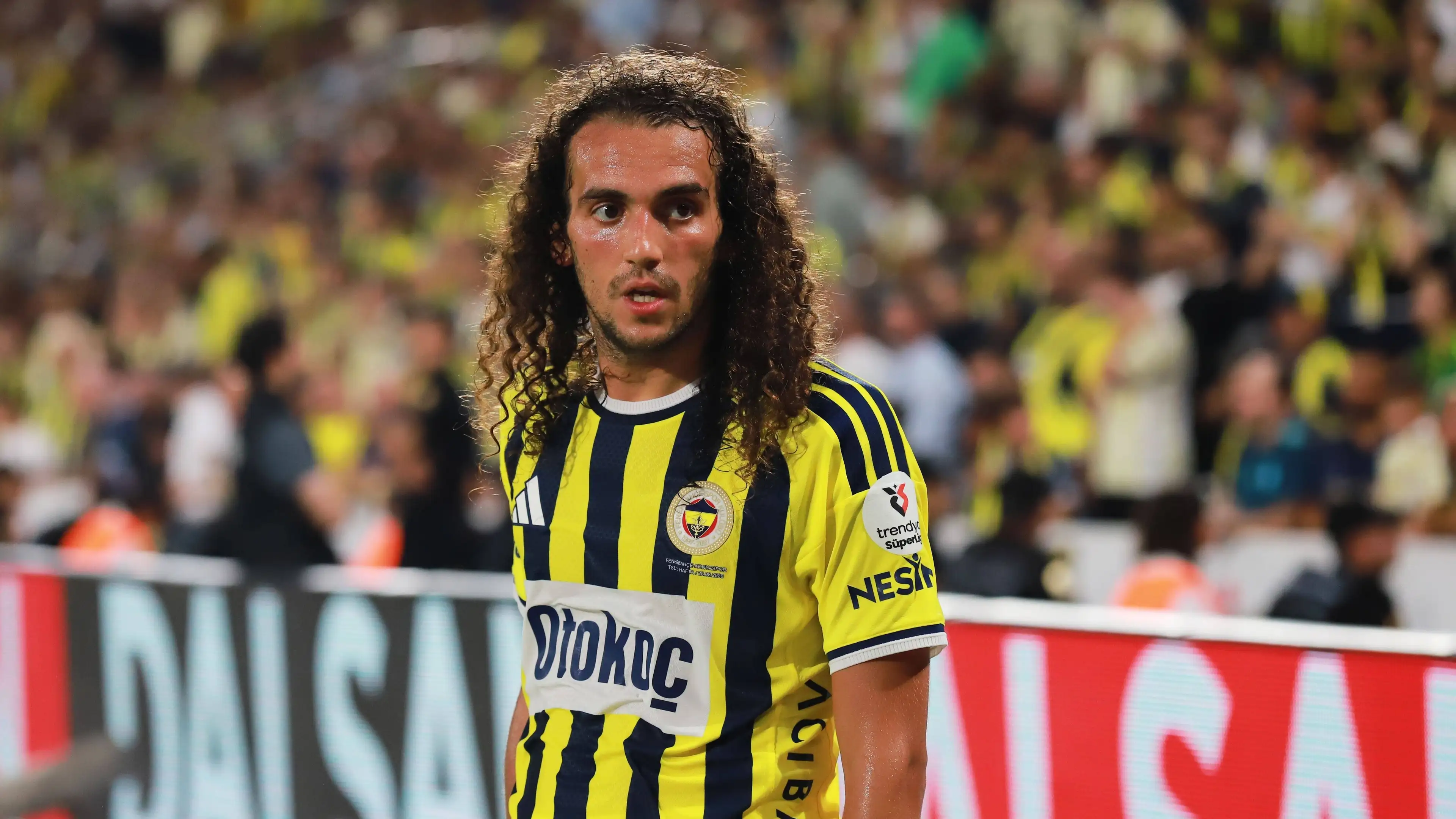 Pemain Fenerbahce, Guendouzi, diserang fan Lyon yang marah di dekat lorong pemain