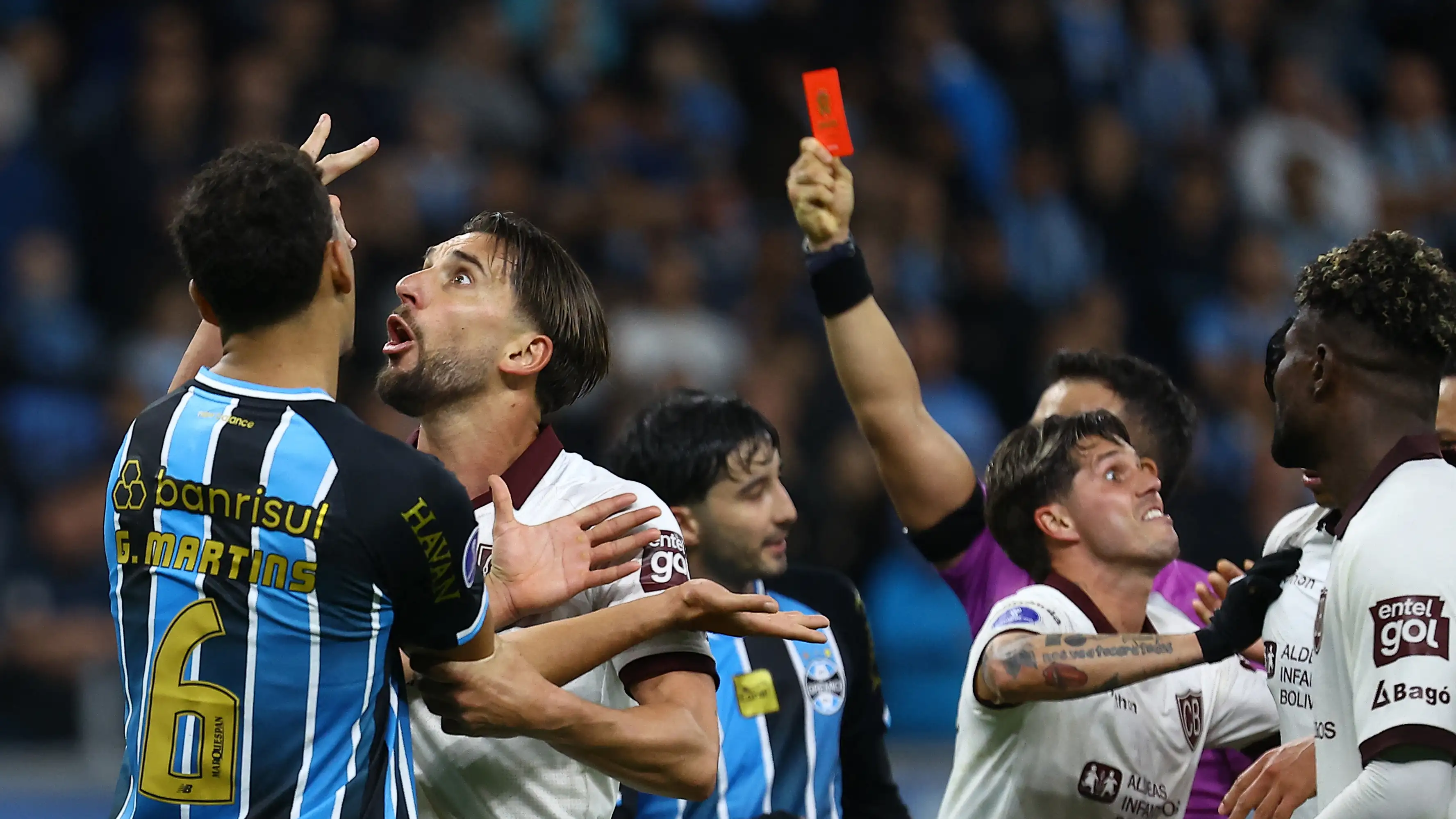 Video: Untuk pertama kali dalam sejarah sepak bola, kartu elektronik gantikan kartu kertas!
