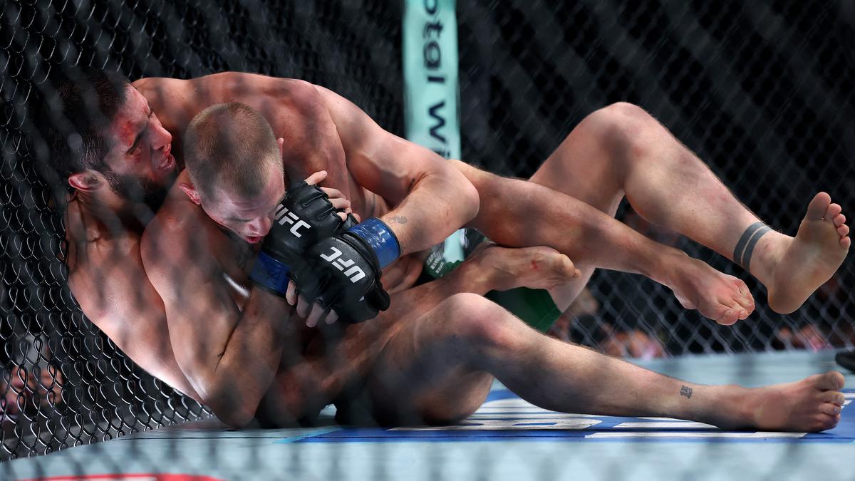 Top 3 Berita Bola: Rekor Dahsyat Islam Makhachev Usai Menang di UFC 330